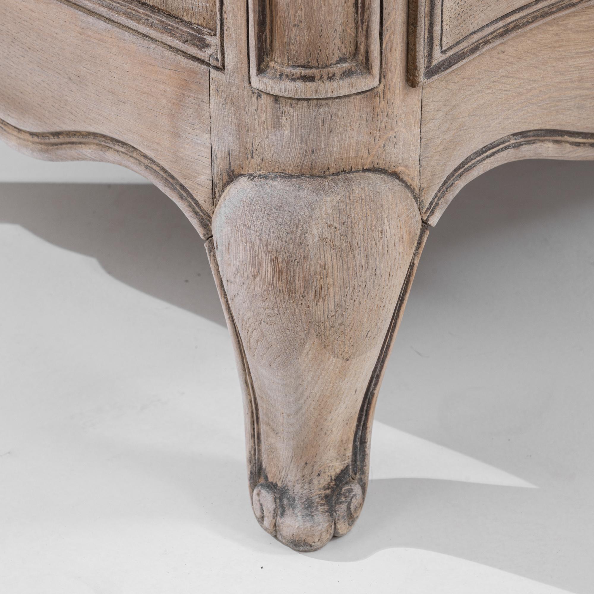Eine Kommode aus gebleichter französischer Eiche aus dem frühen 20. Jahrhundert ist ein fesselndes Zeugnis für zeitlose Handwerkskunst und unverwechselbares Design. Mit drei Schubladen, die viel Stauraum bieten, verbindet dieses Möbelstück
