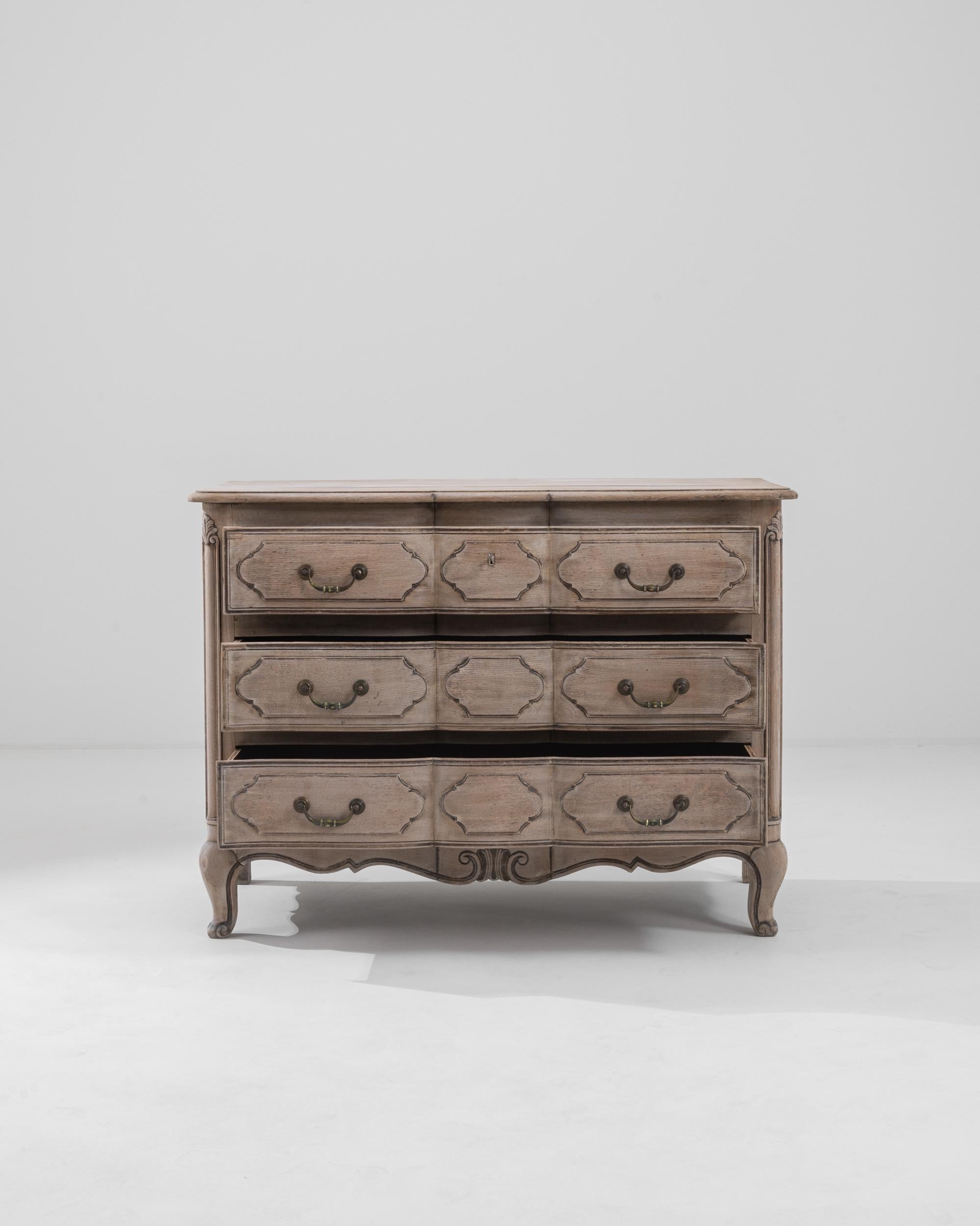 Early 20th Century French Bleached Oak Chest of Drawers For Sale 2