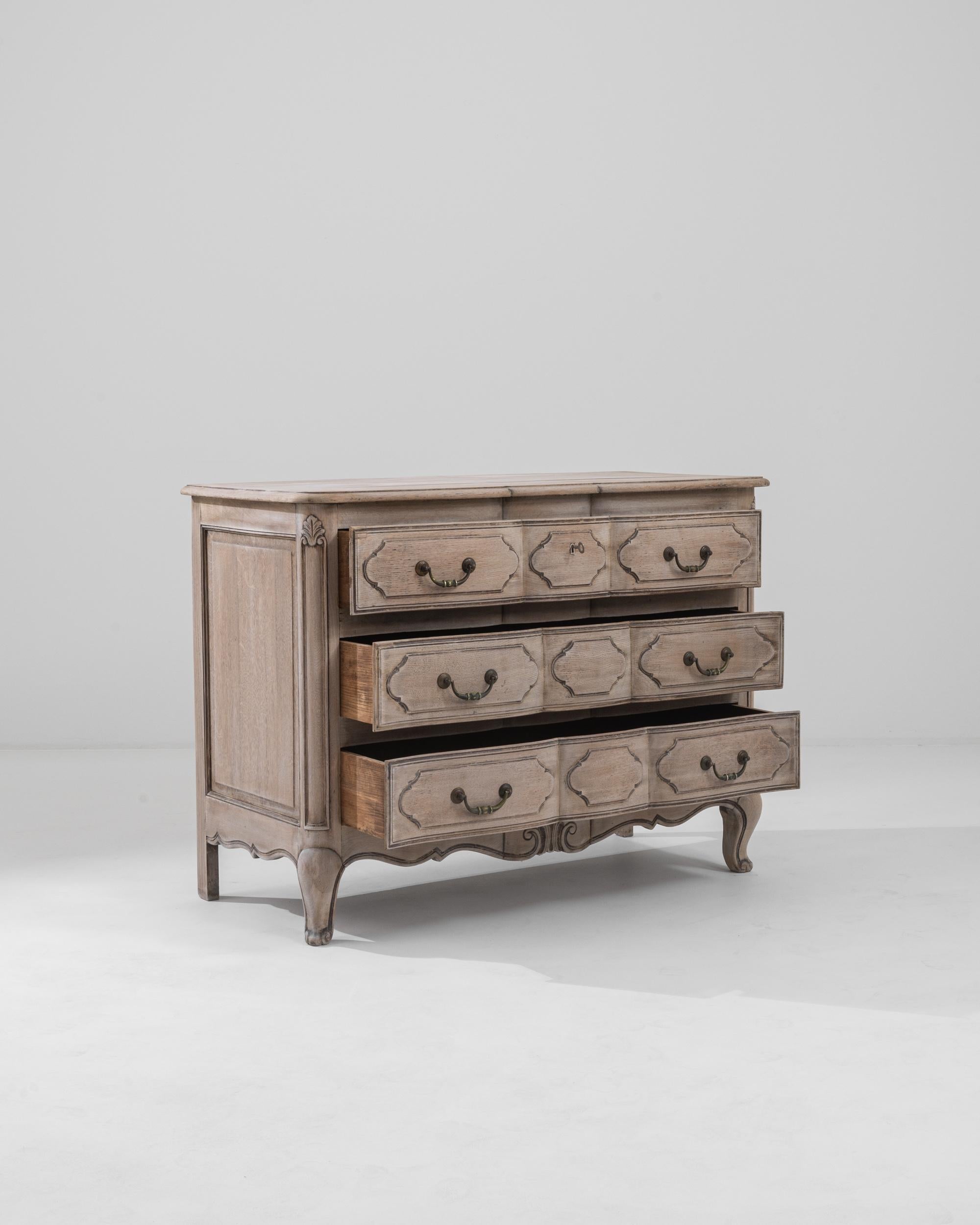 Early 20th Century French Bleached Oak Chest of Drawers For Sale 3