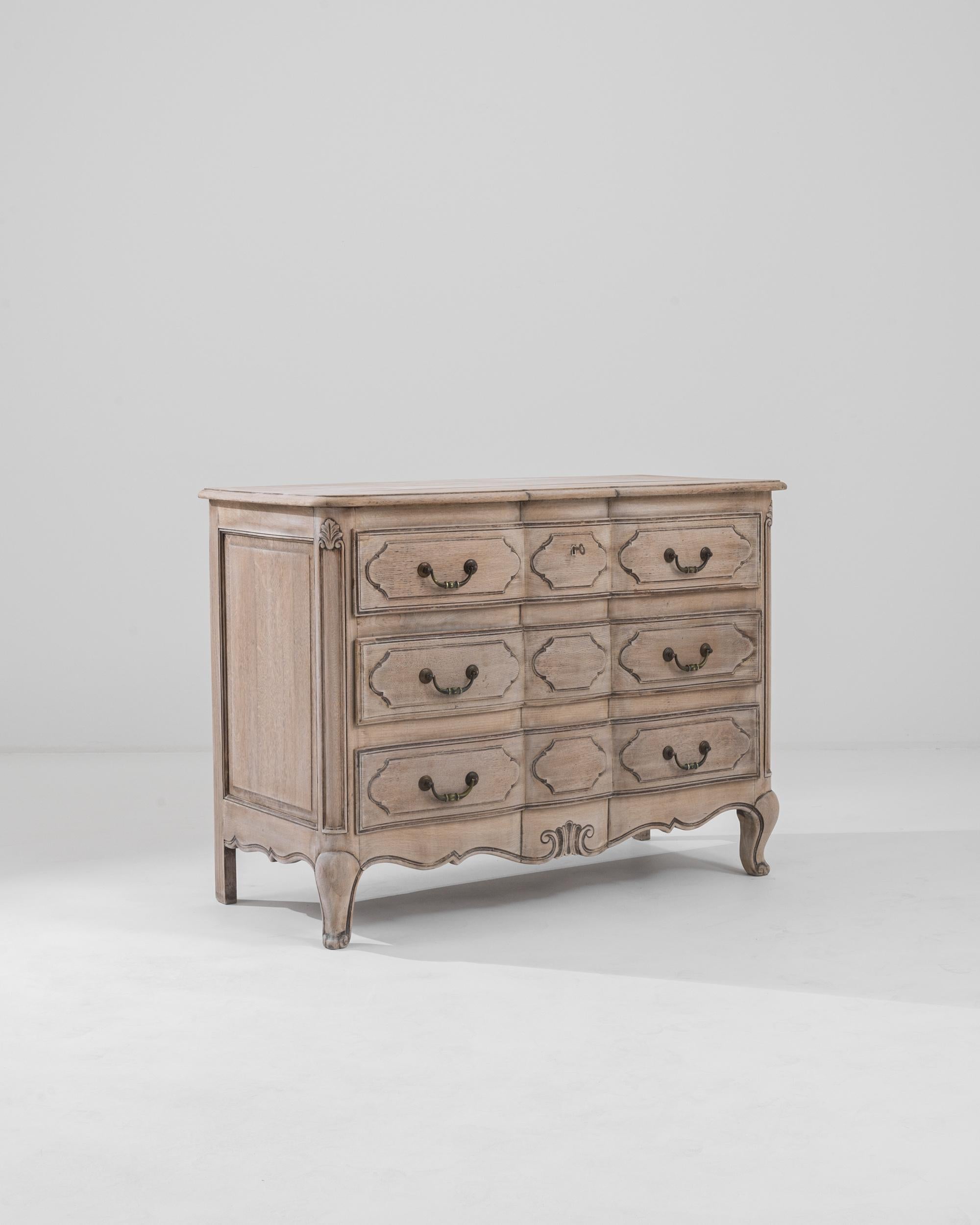 Early 20th Century French Bleached Oak Chest of Drawers For Sale 4