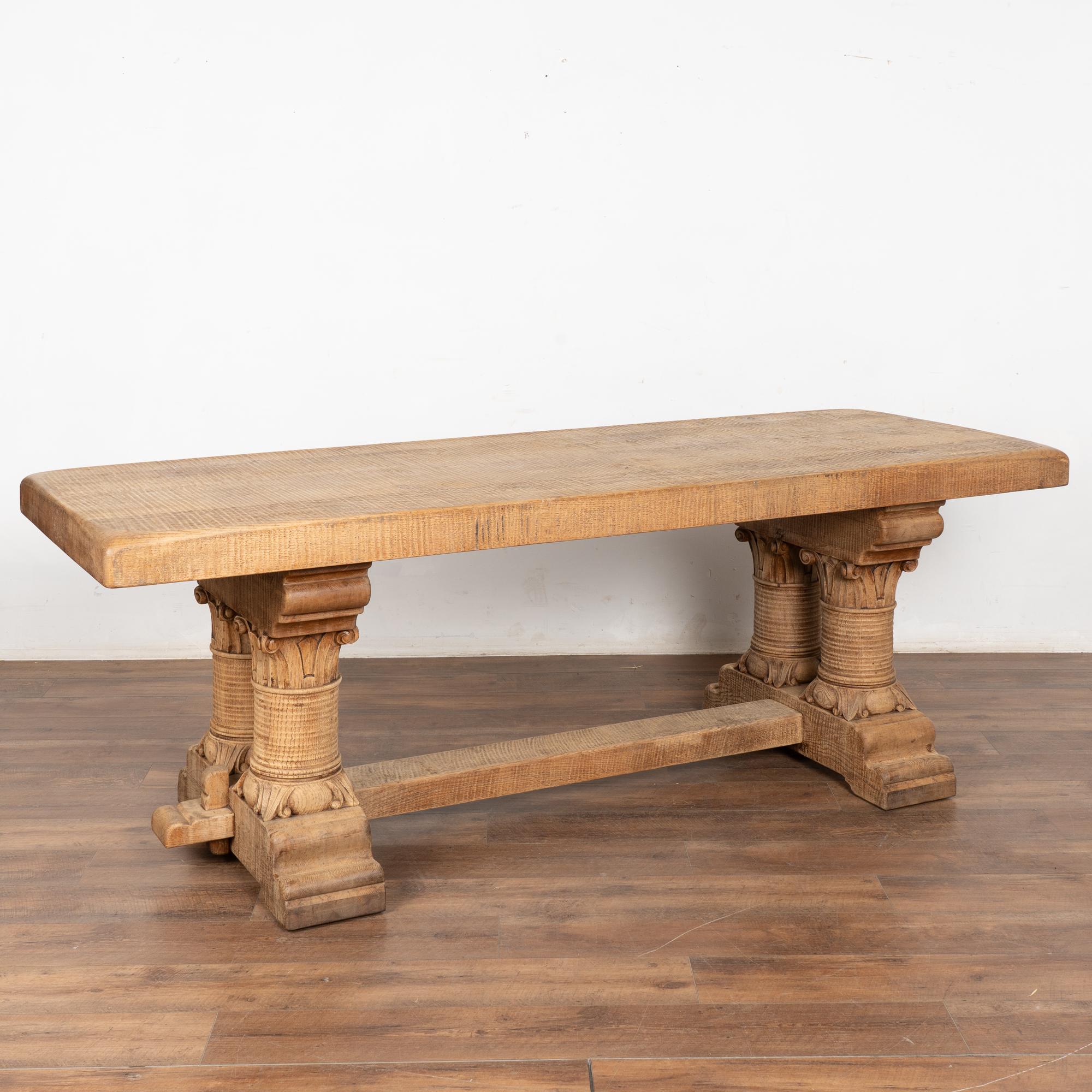 Cette table spectaculaire en chêne blanchi est dotée de pieds à colonnes tournées et d'une base à brancards. Elle fera sensation dans la maison moderne d'aujourd'hui, que ce soit en tant que console, table à écrire ou table à manger.
Le plateau en