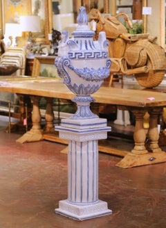 Urne sur piédestal en faïence bleue et blanche du début du 20e siècle