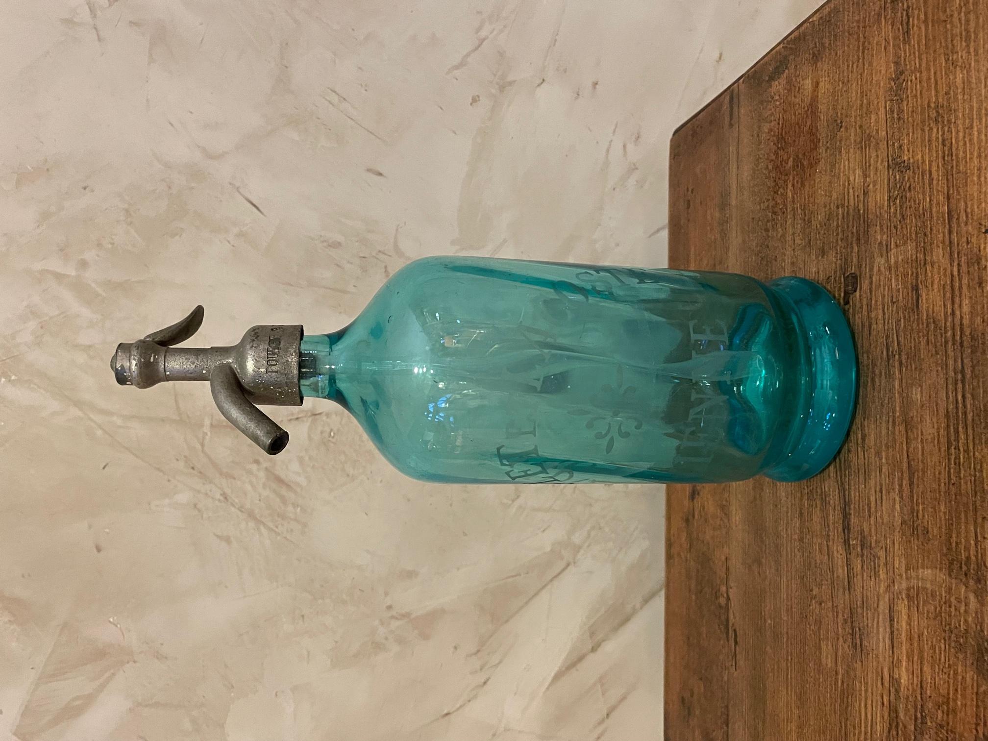 Very nice 20th century French blue glass siphon bottle from the 1900s. 
Engraved advertising on the glass and on the metal siphon. We can see 