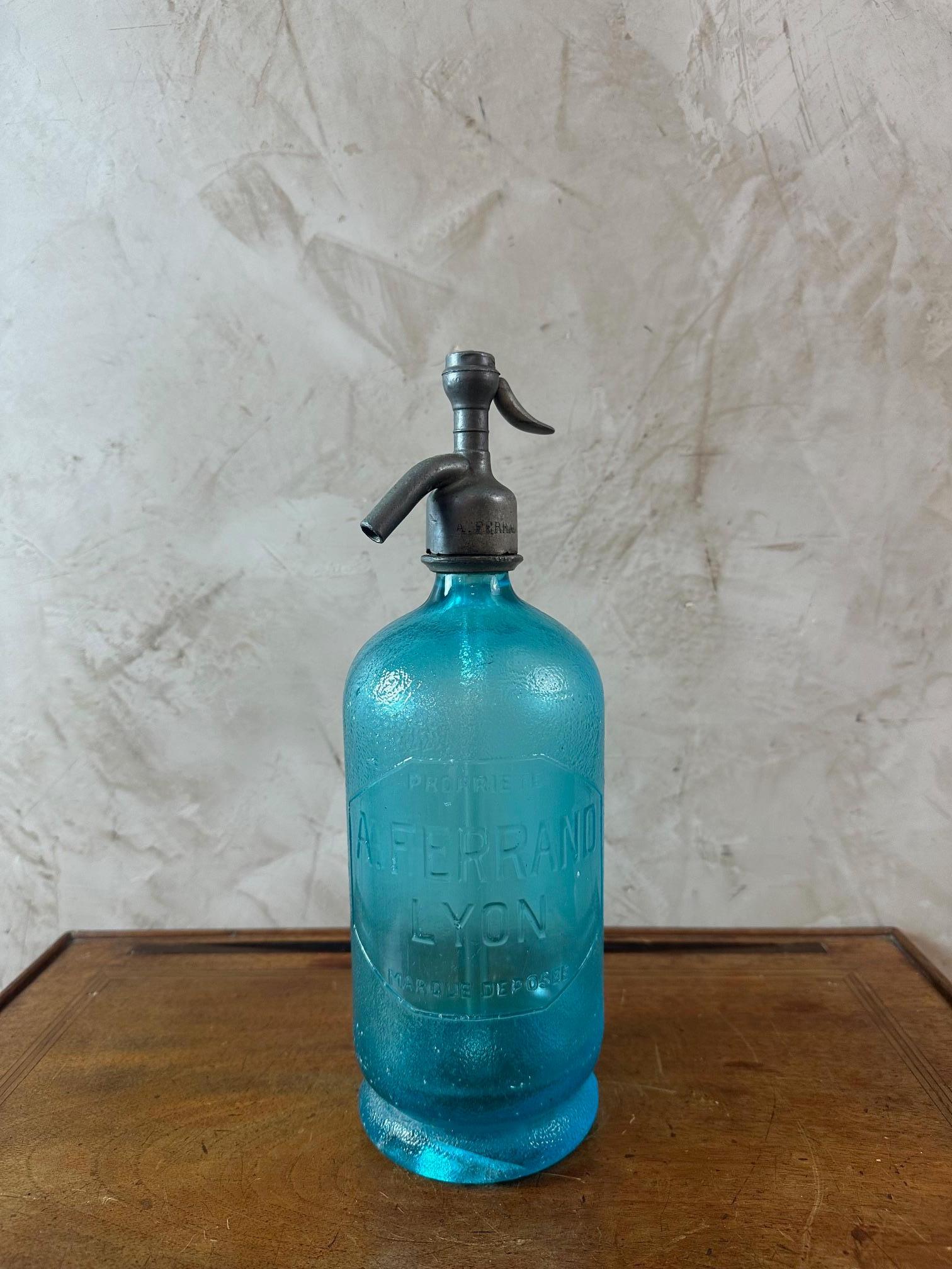 Very beautiful siphon bottle in granulated glass dating from the beginning of the 20th century.
Made for the house A.Ferrand in Lyon (south-east of France)
Siphon in pewter stamped 