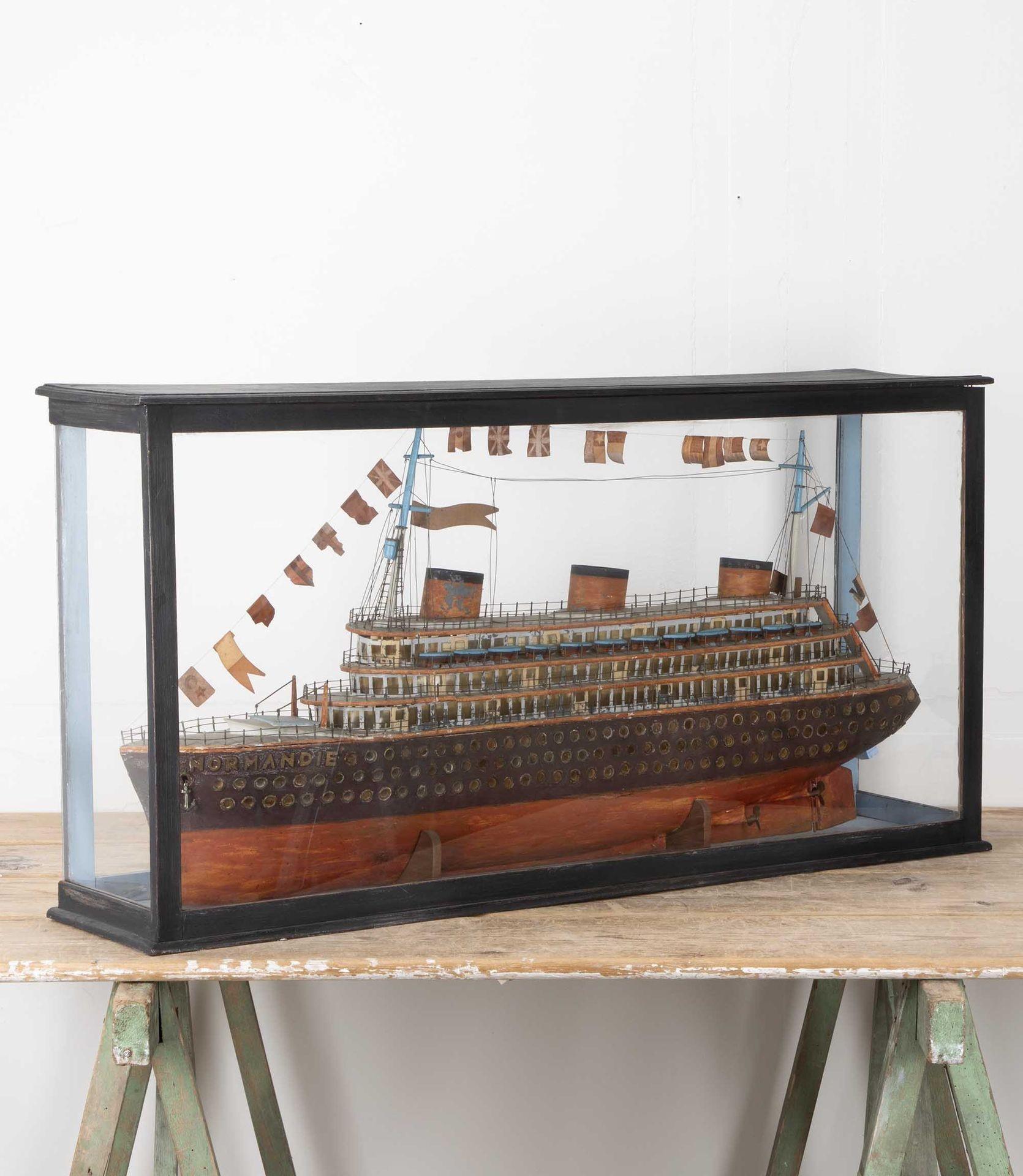 Impressionnante maquette française du début du 20e siècle du bateau français, le SS Normandie. Construit en 1932, le Normandie était le navire à passagers le plus rapide et le plus grand de son époque. Ce magnifique modèle est présenté dans une