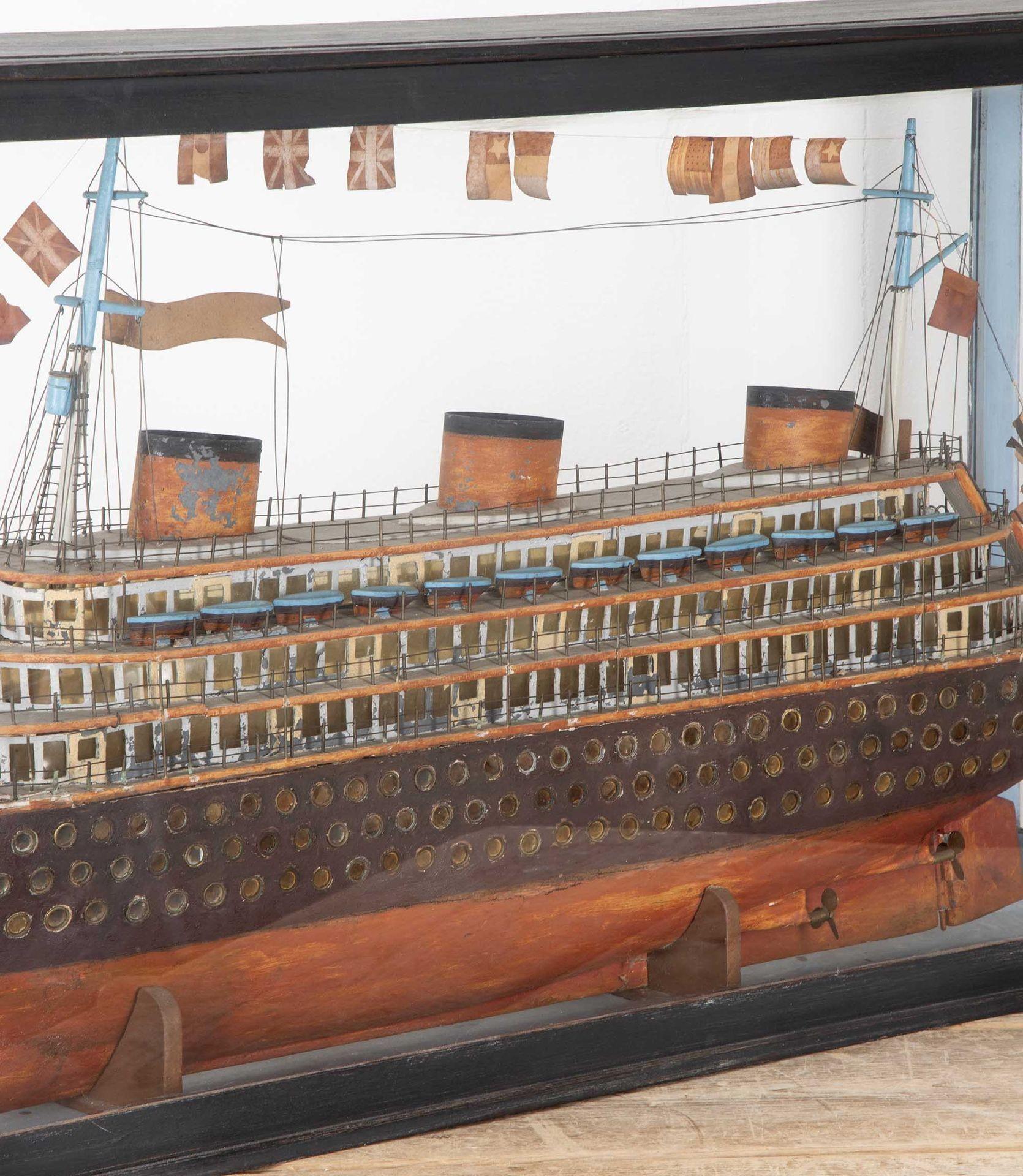 Modèle de bateau français du début du 20e siècle représentant le SS Normandie Bon état - En vente à Gloucestershire, GB