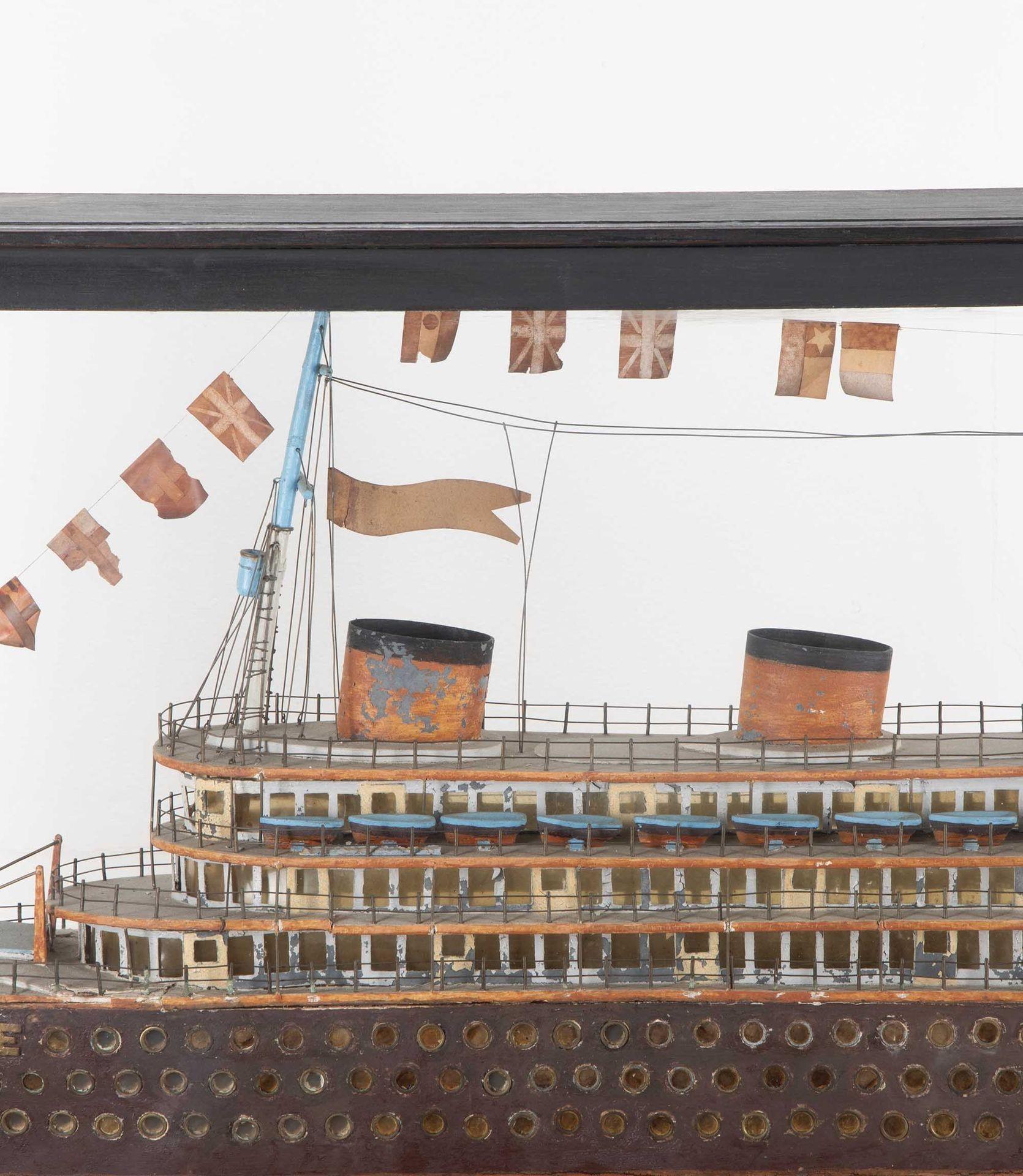 Verre Modèle de bateau français du début du 20e siècle représentant le SS Normandie en vente