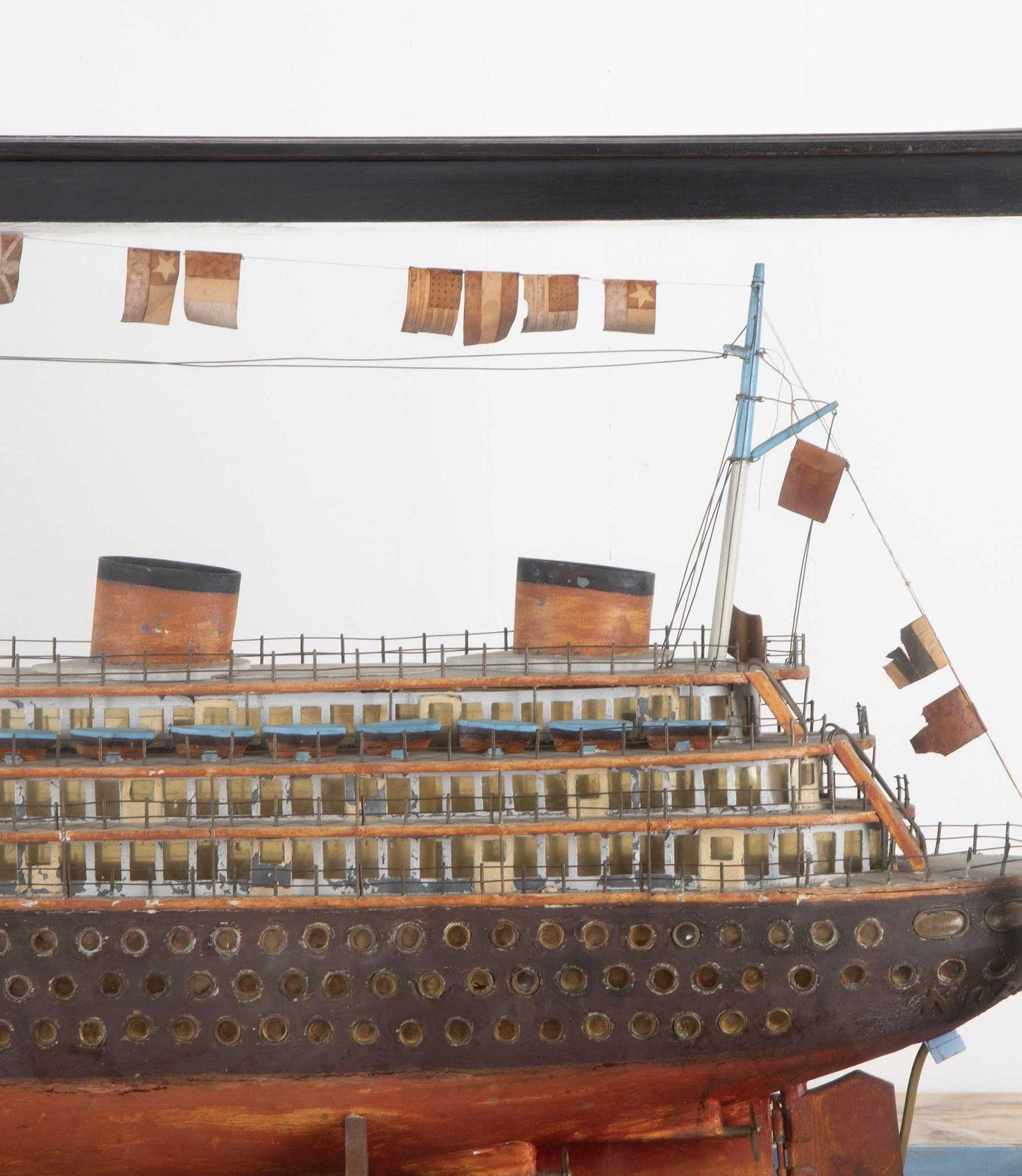 Modèle de bateau français du début du 20e siècle représentant le SS Normandie en vente 1