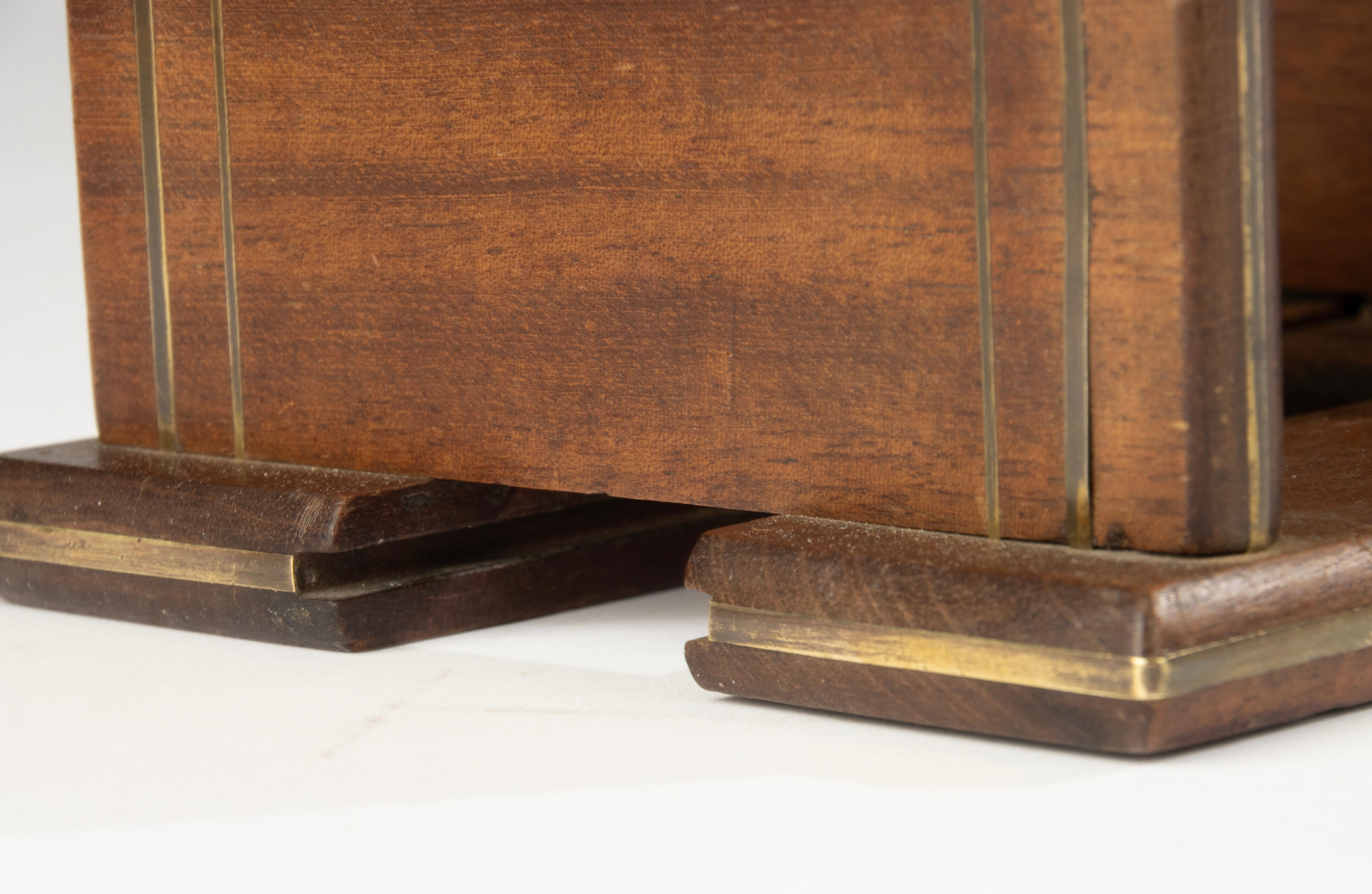 Bois Étagère à livres française du début du 20e siècle - Wood et garnitures en cuivre en vente