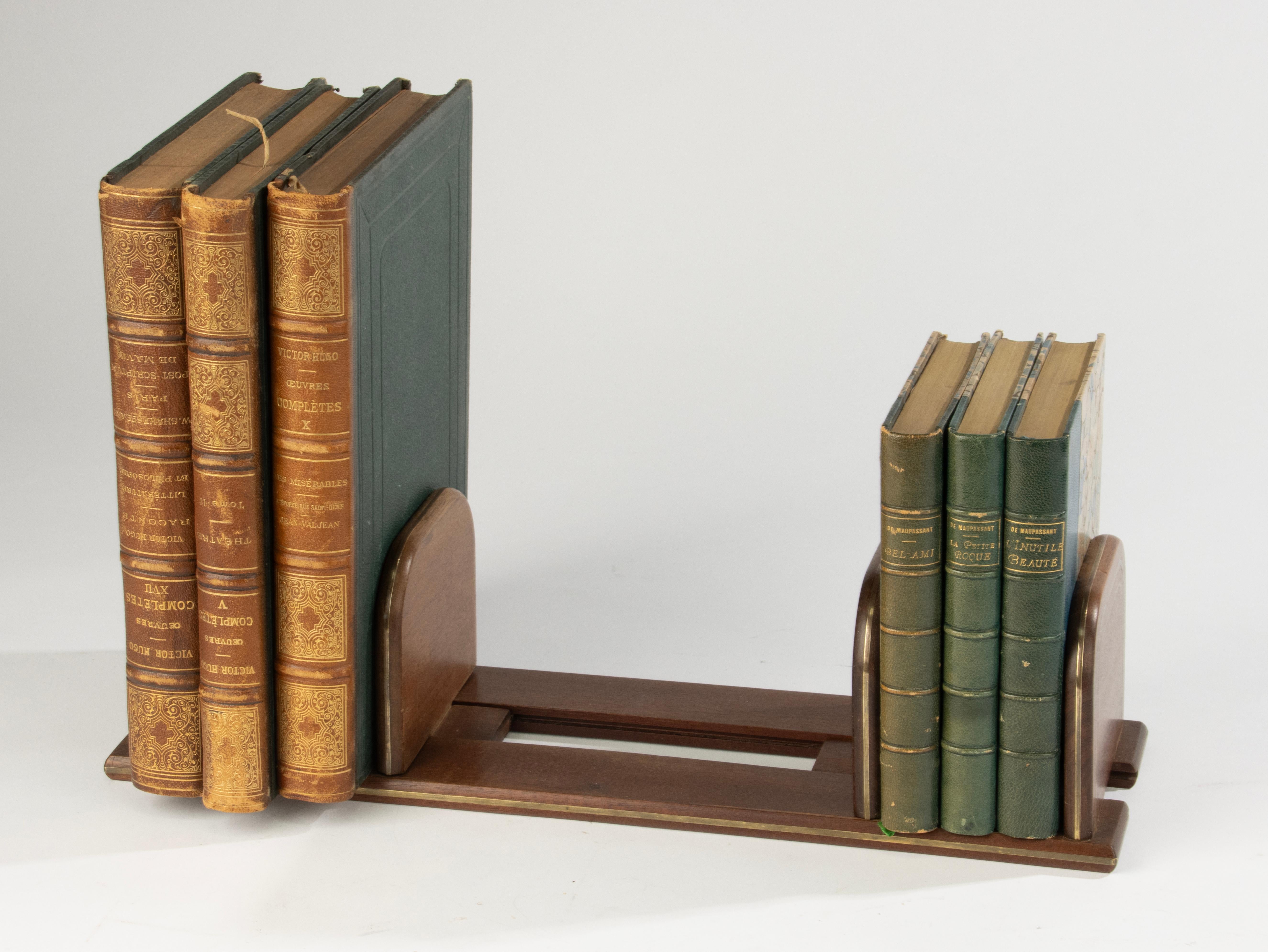 Étagère à livres française du début du 20e siècle - Wood et garnitures en cuivre en vente 1