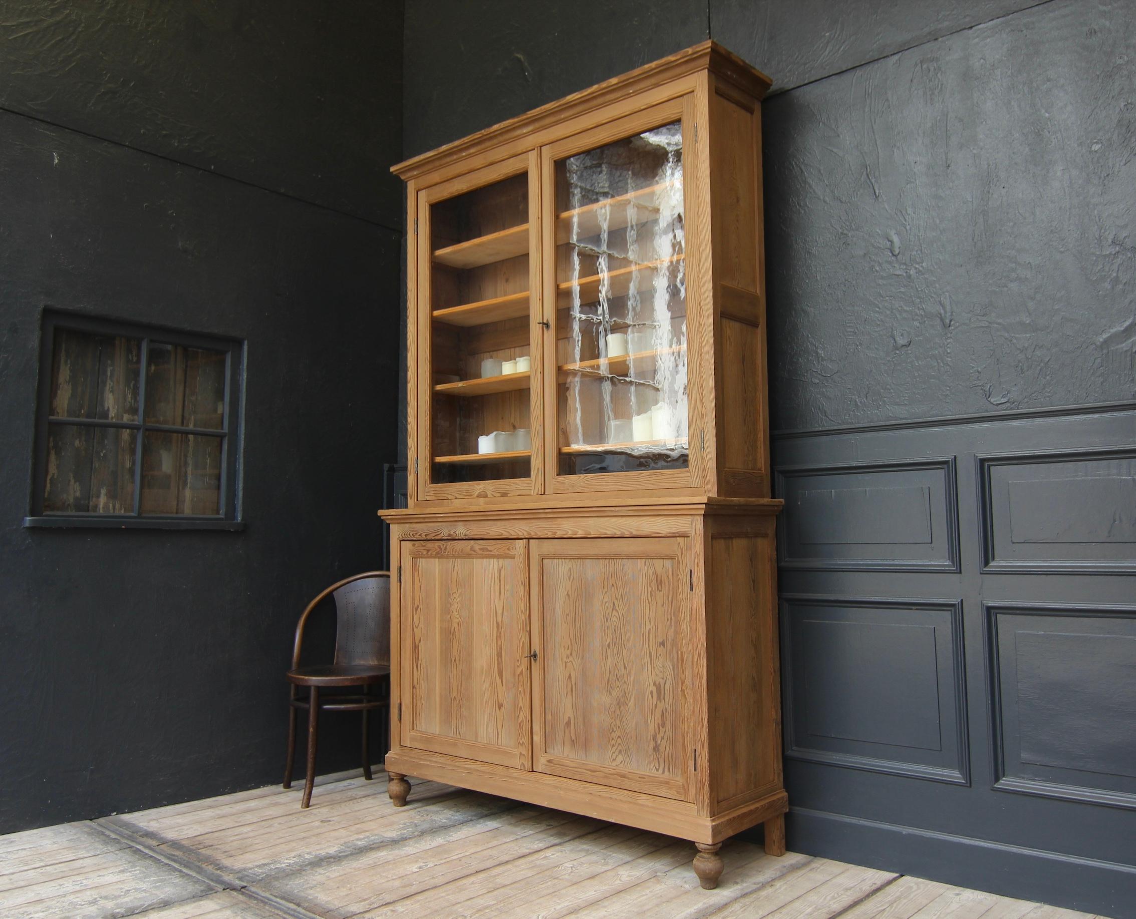 Early 20th Century French Bookcase Cabinet In Good Condition In Dusseldorf, DE