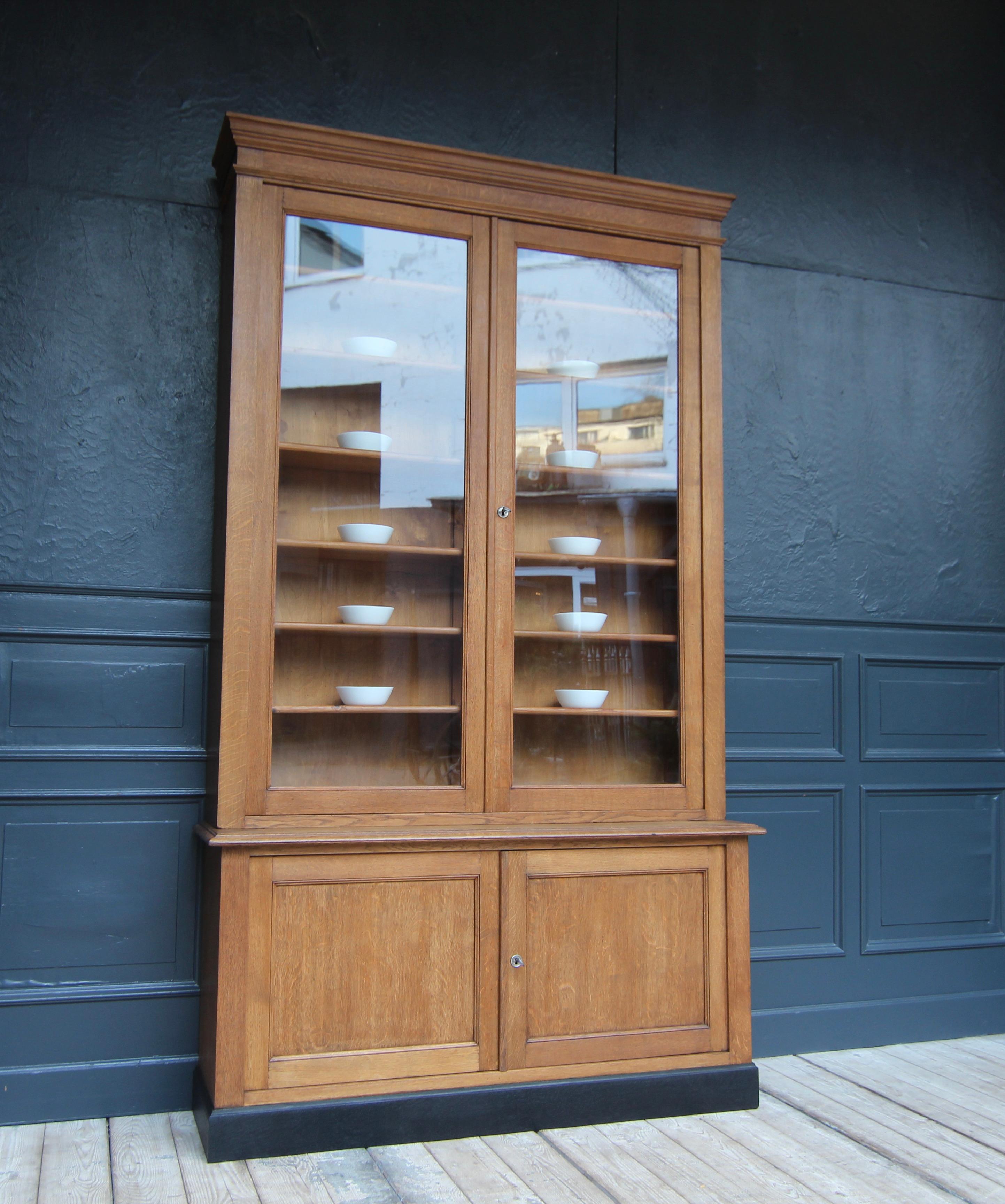Early 20th Century French Bookcase Cabinet In Good Condition In Dusseldorf, DE