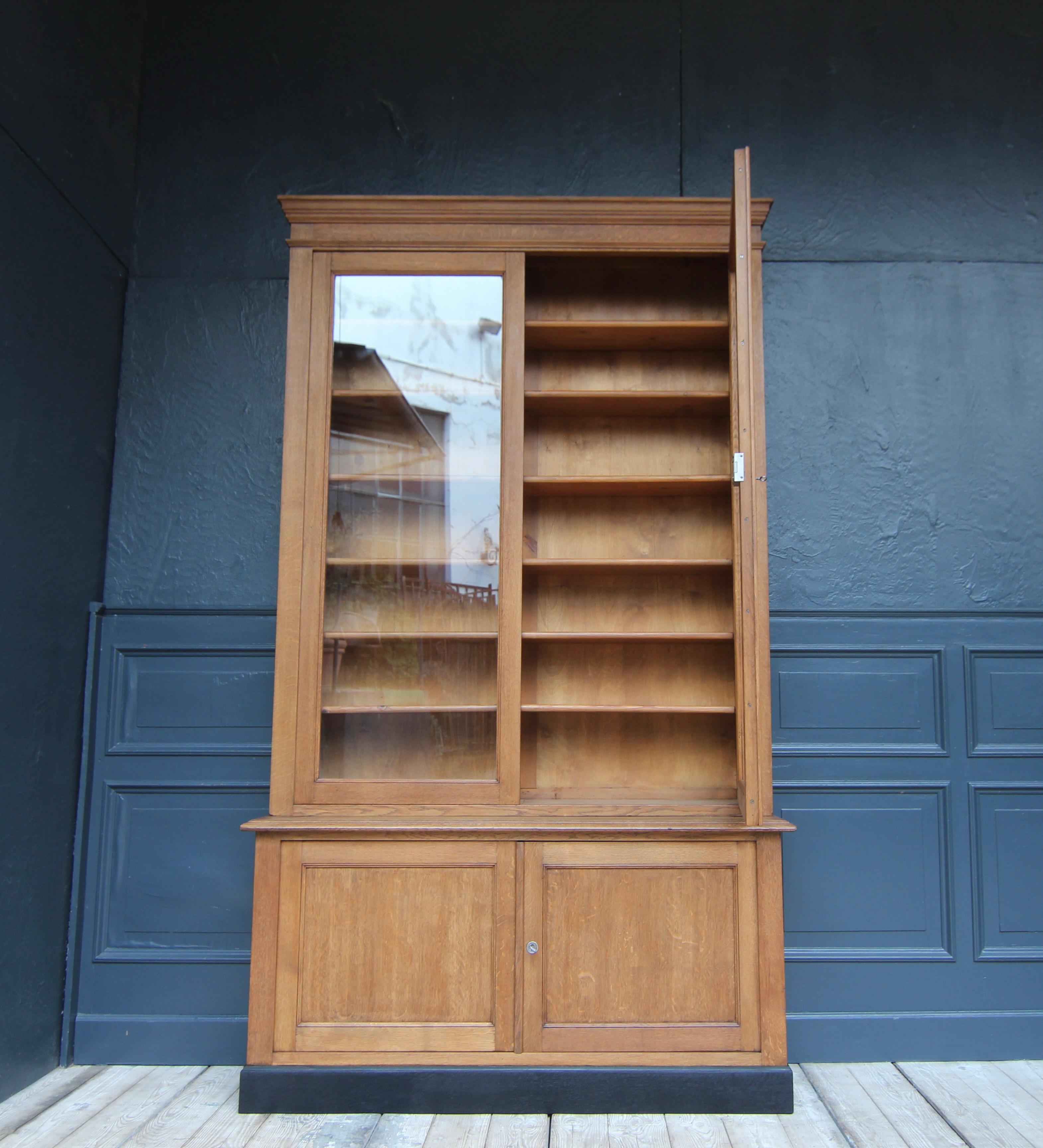 Early 20th Century French Bookcase Cabinet 1