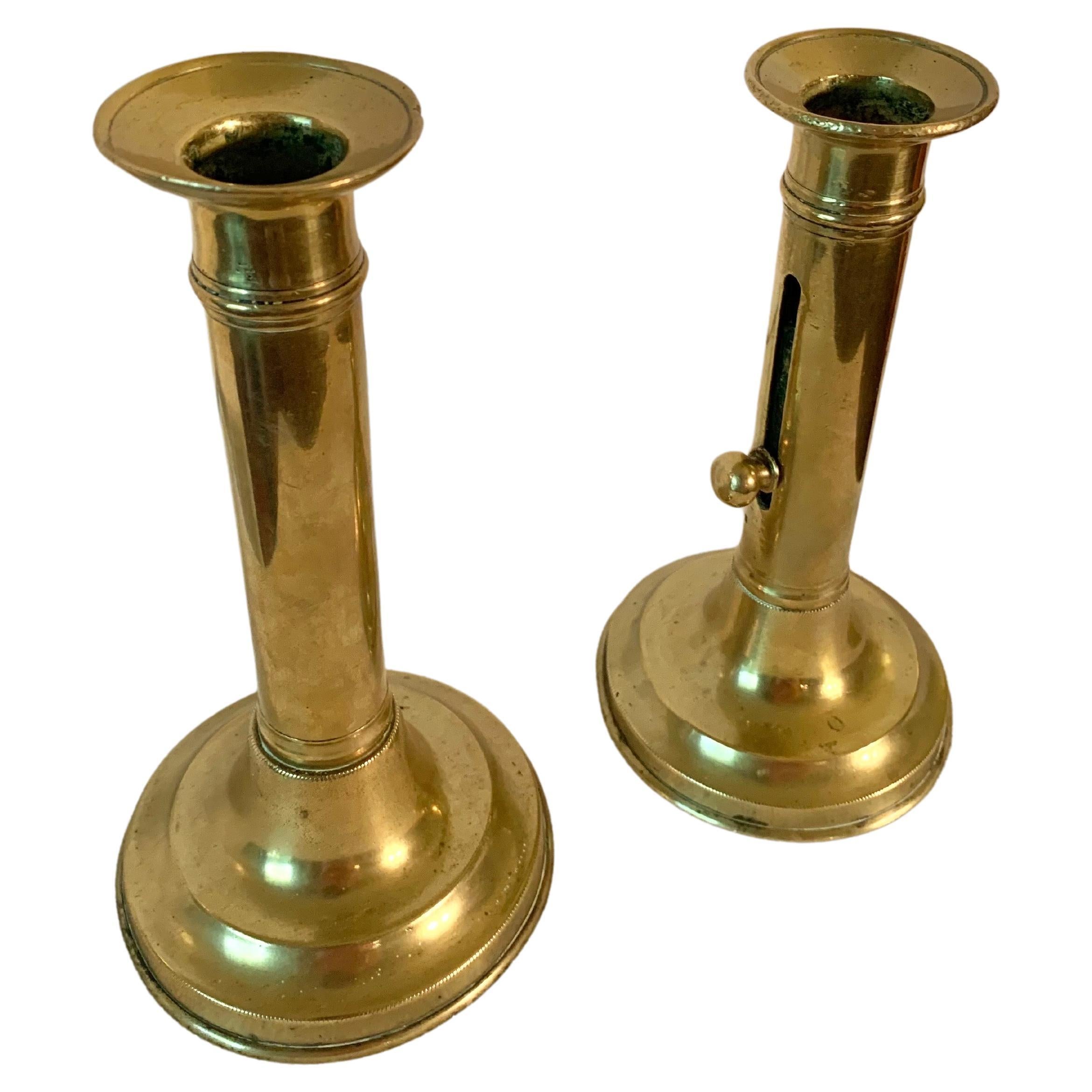 Diese in Frankreich gefundenen verstellbaren Kerzenhalter aus dem frühen 20. Jahrhundert wurden in den frühen 1900er Jahren aus Messing gefertigt. Jeder Kerzenhalter verfügt über einen funktionierenden Push-up-Mechanismus an der Seite des Stiels,