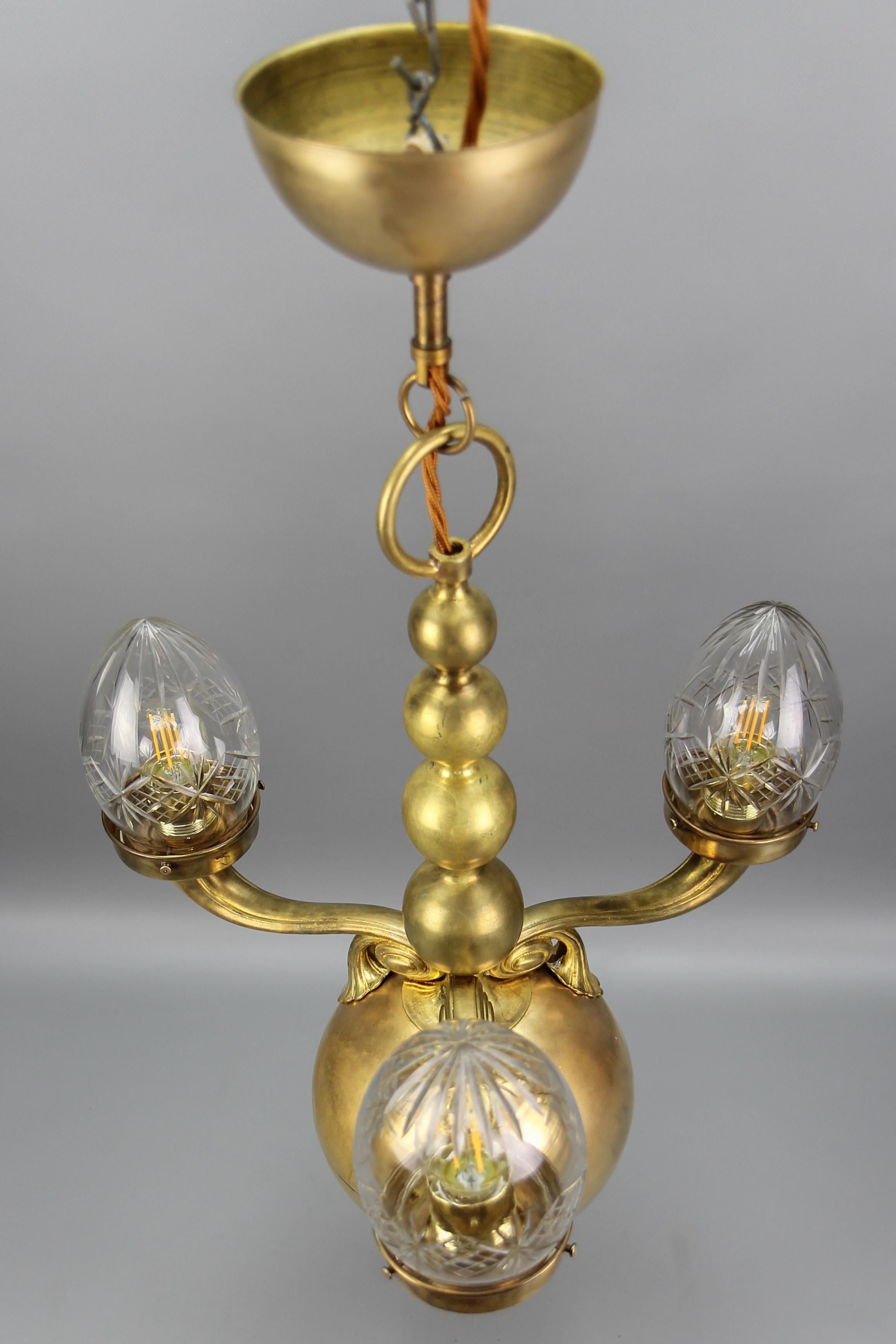 Early 20th Century French Brass and Clear Cut Glass Three-Light Chandelier 10