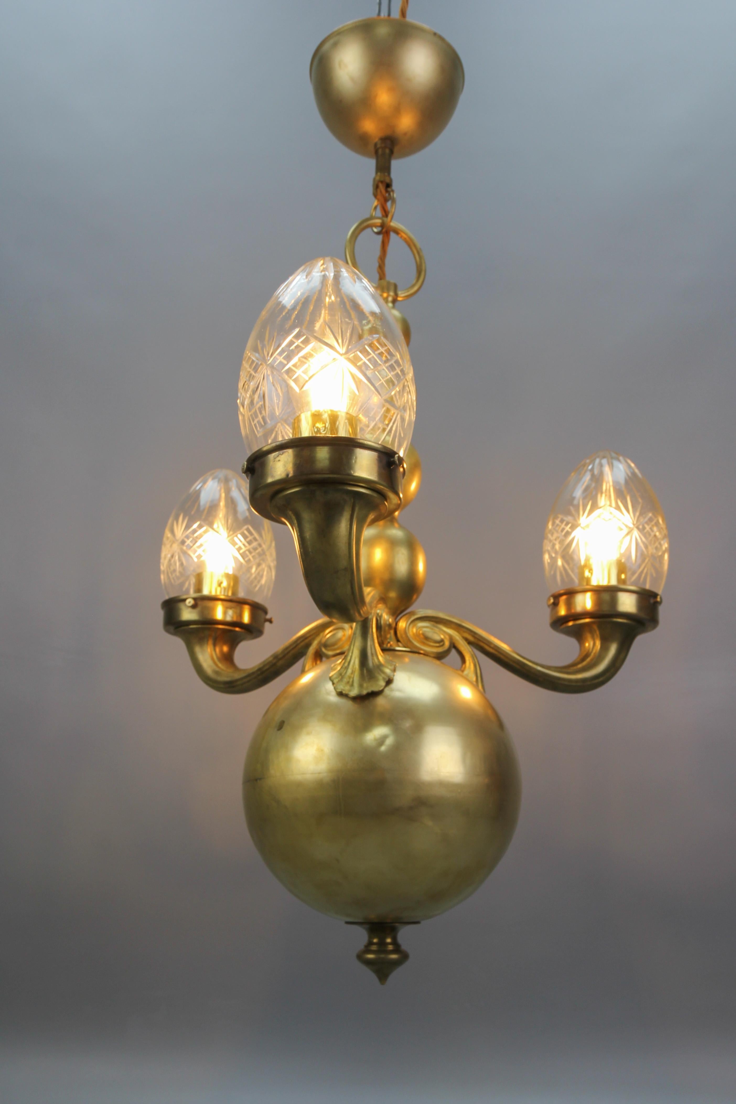 Early 20th Century French Brass and Clear Cut Glass Three-Light Chandelier In Good Condition In Barntrup, DE