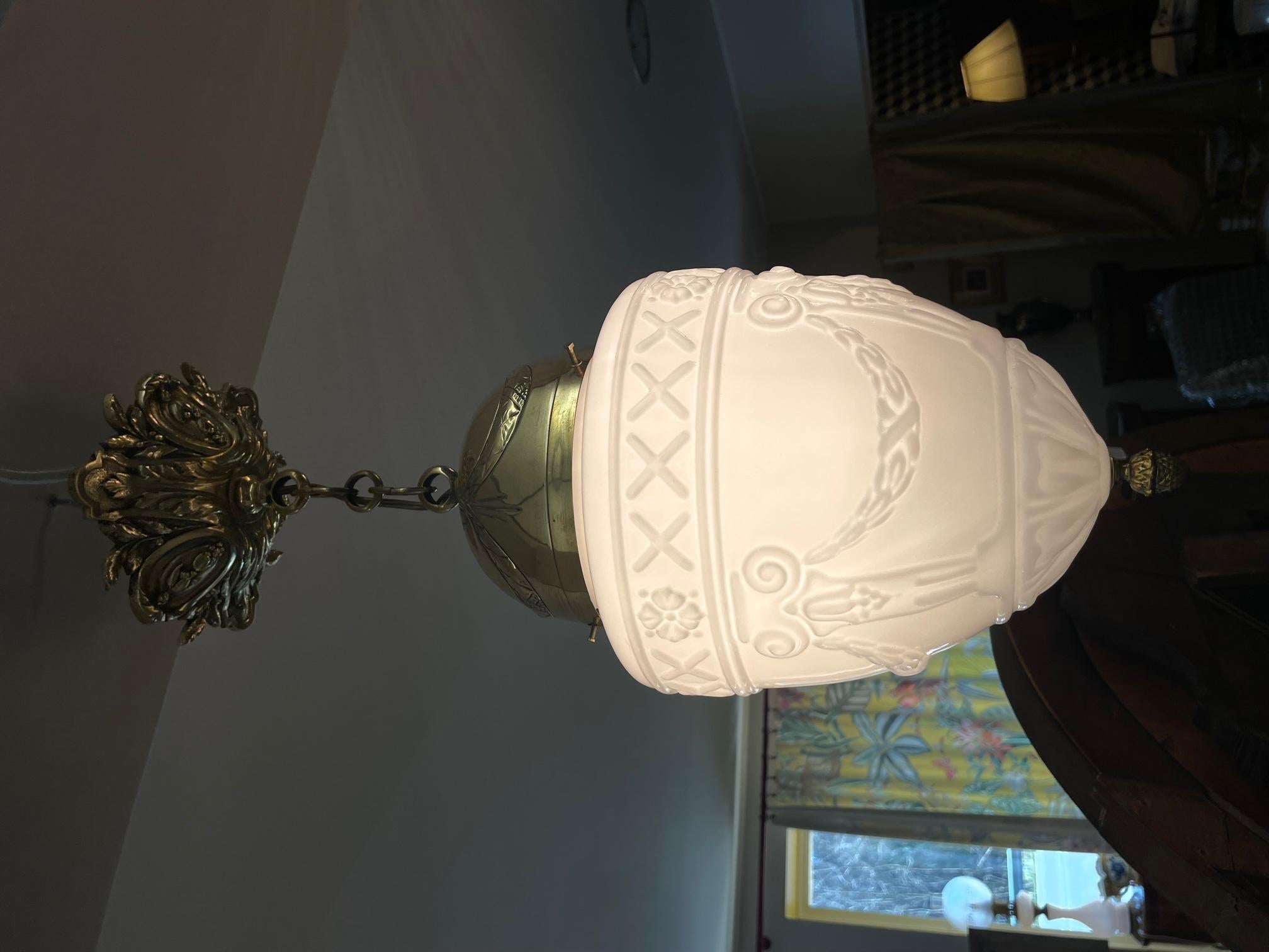 Lampada a sospensione in ottone e vetro opalino francese dei primi del '900 In condizioni buone in vendita a LEGNY, FR