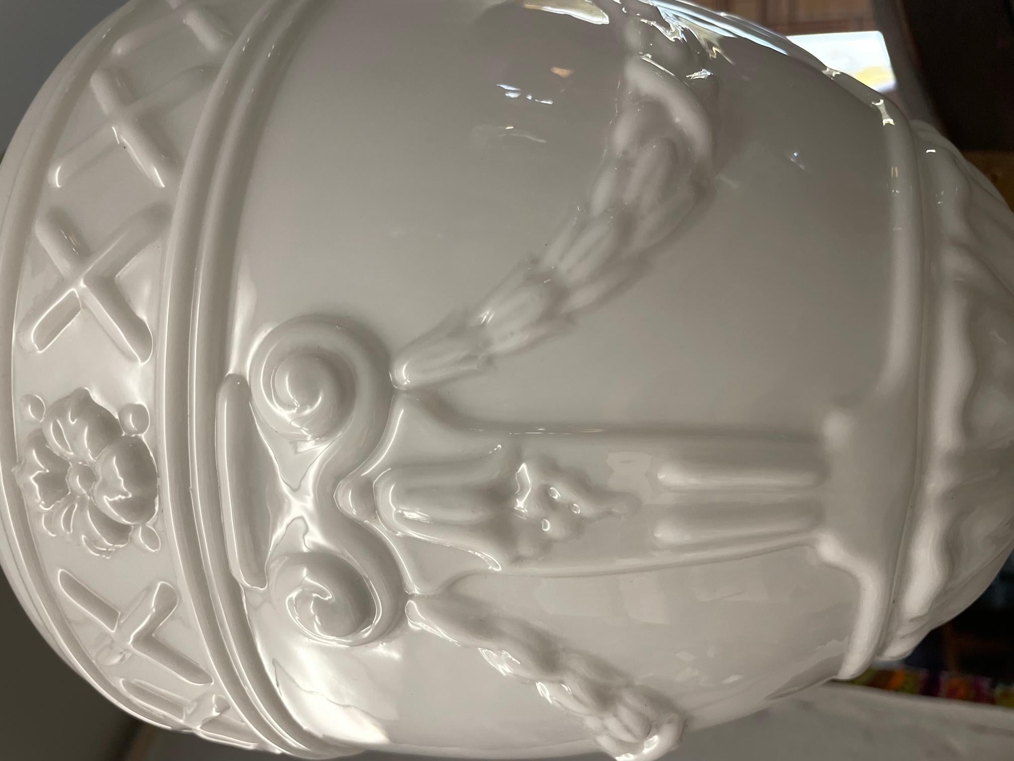 Lampada a sospensione in ottone e vetro opalino francese dei primi del '900 in vendita 1