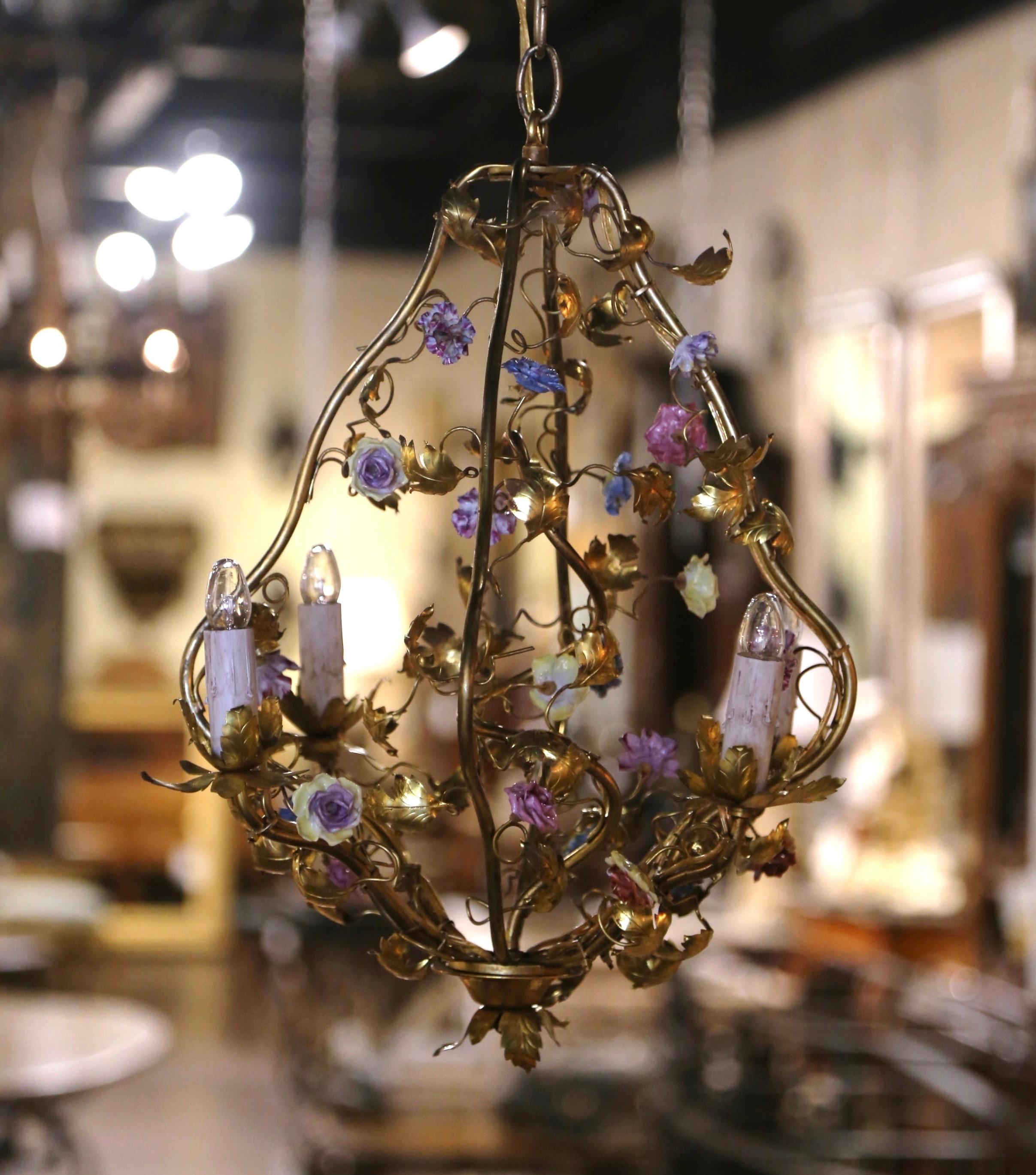 Early 20th Century French Brass and Porcelain Flowers Four-Light Chandelier For Sale 1