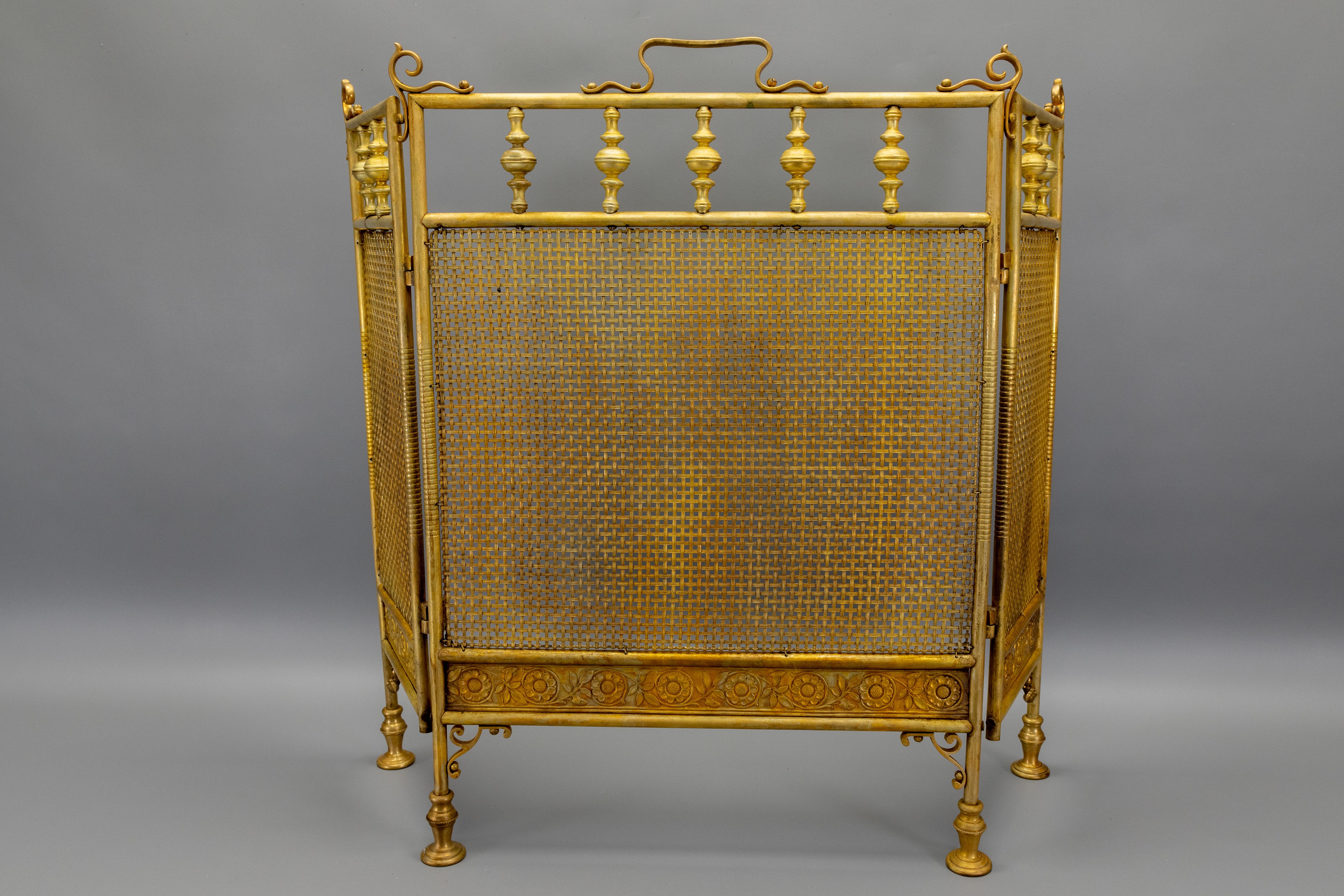 Paravento per caminetto francese in ottone di tipo Arts and Crafts, 1910 circa - antico design a tre pannelli pieghevoli con dettagli ornamentali.

Realizzato con una raffinata lavorazione francese, questo paravento per caminetto antico trasforma il