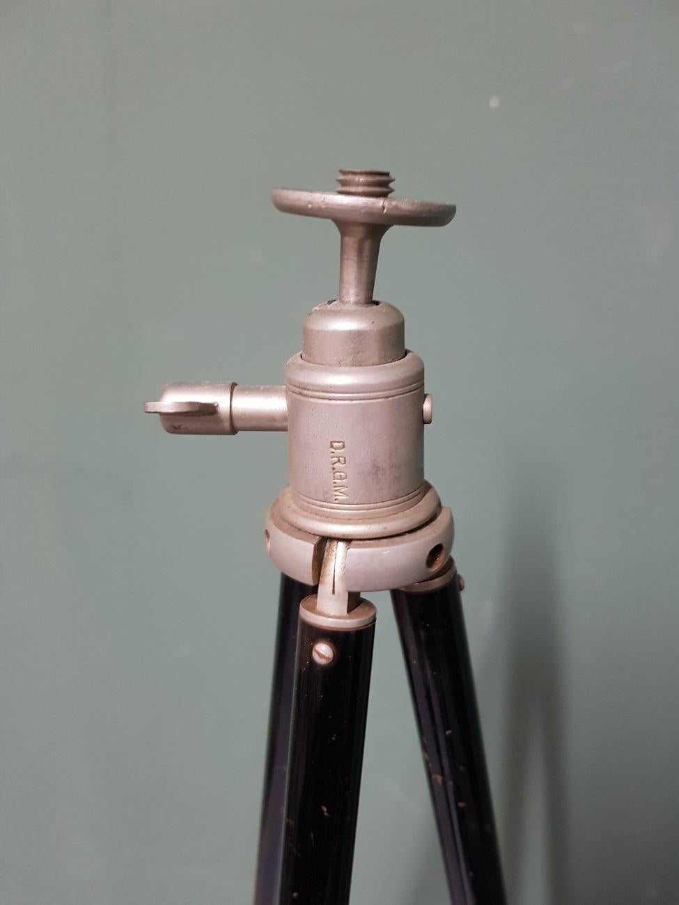 Old French brass camera tripod with ball joint and original leather case, working well and from the first half of the 20th century.

The measurements are,
Depth 40 cm/ 15.7 inch.
Width 40 cm/ 15.7 inch.
Height 120 cm/ 47.2 inch.