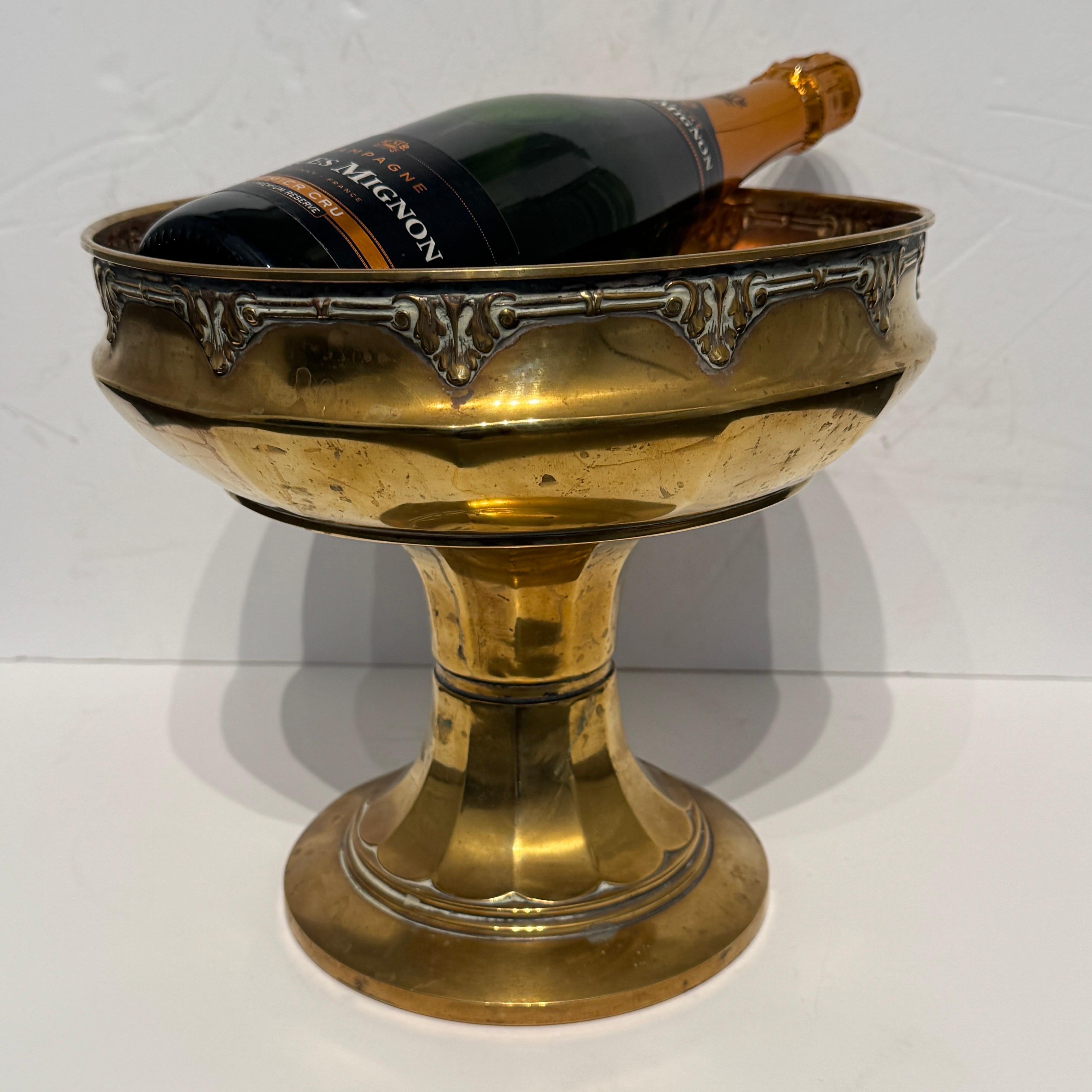Eiskübel oder Weinkühler aus Messing vom Anfang des 20. Jahrhunderts aus Frankreich. Dieses Exemplar hat eine großartige, charmante und unschlagbare Patina und Abnutzung. Beeindruckendes Stück mit Form und Funktion, das allein steht oder auf einem