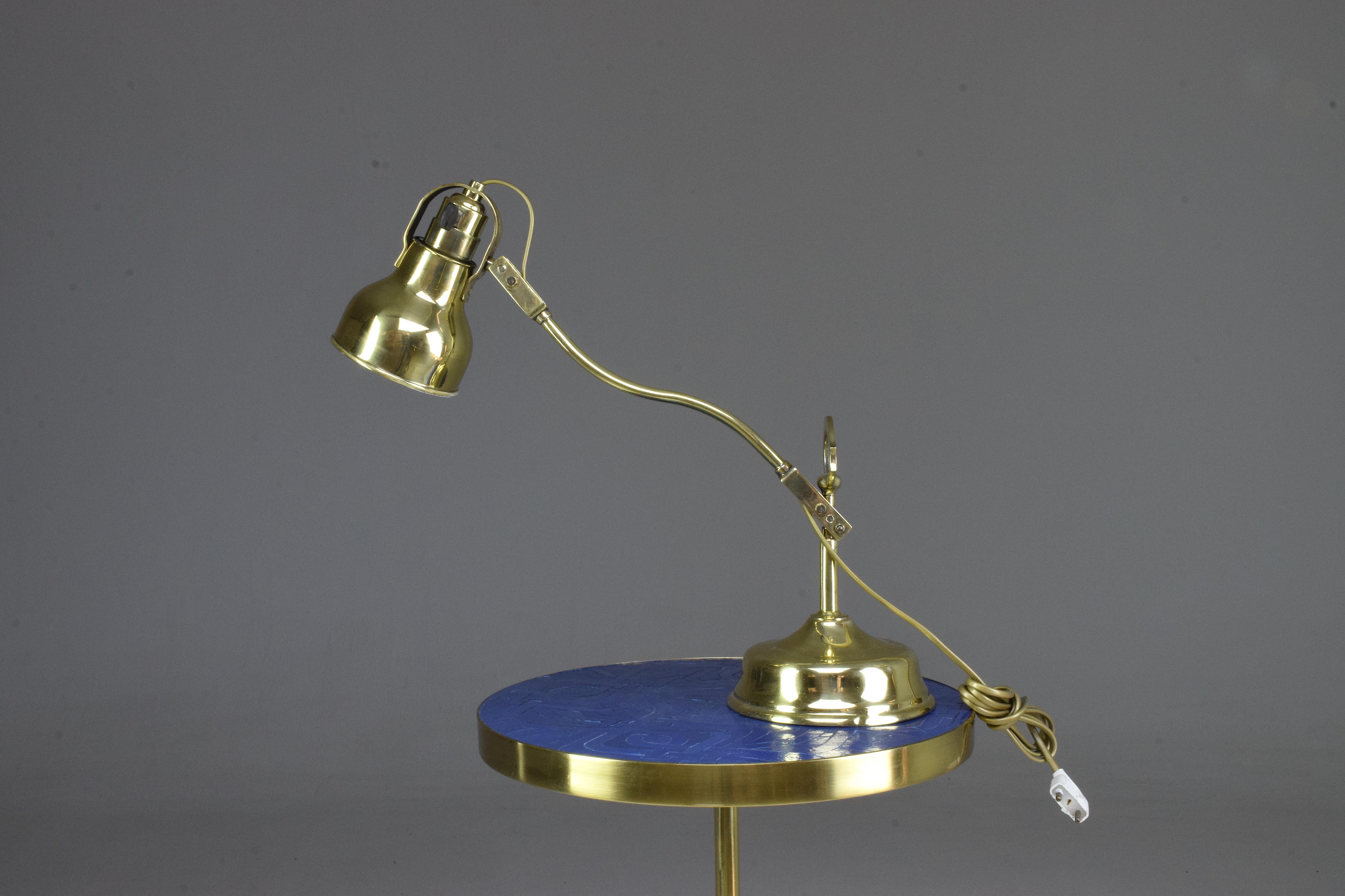 A French table or desk lamp in a solid gold polished brass structure from the 1920s-1930s period with double articulation.
In a fully restored condition with new wiring.
Exquisite design.
All our pieces are fully restored at our atelier and we only