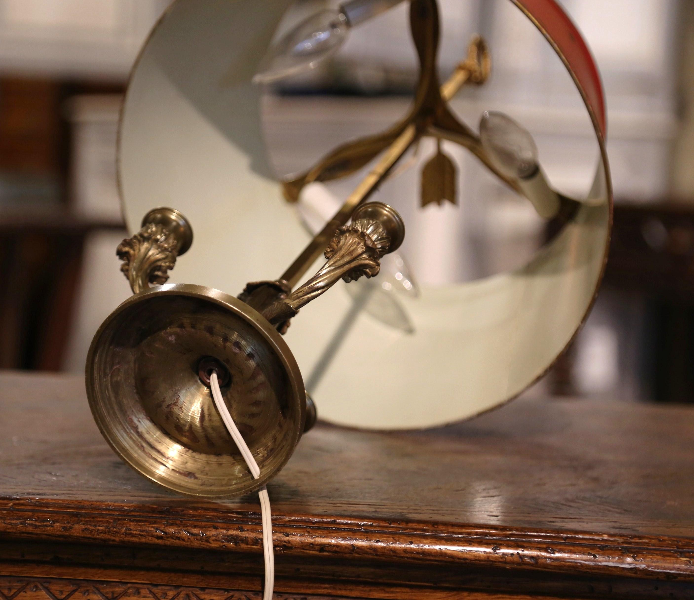 Lampe de table Bouillotte à trois lumières en laiton et tôle peinte du début du 20e siècle en vente 2