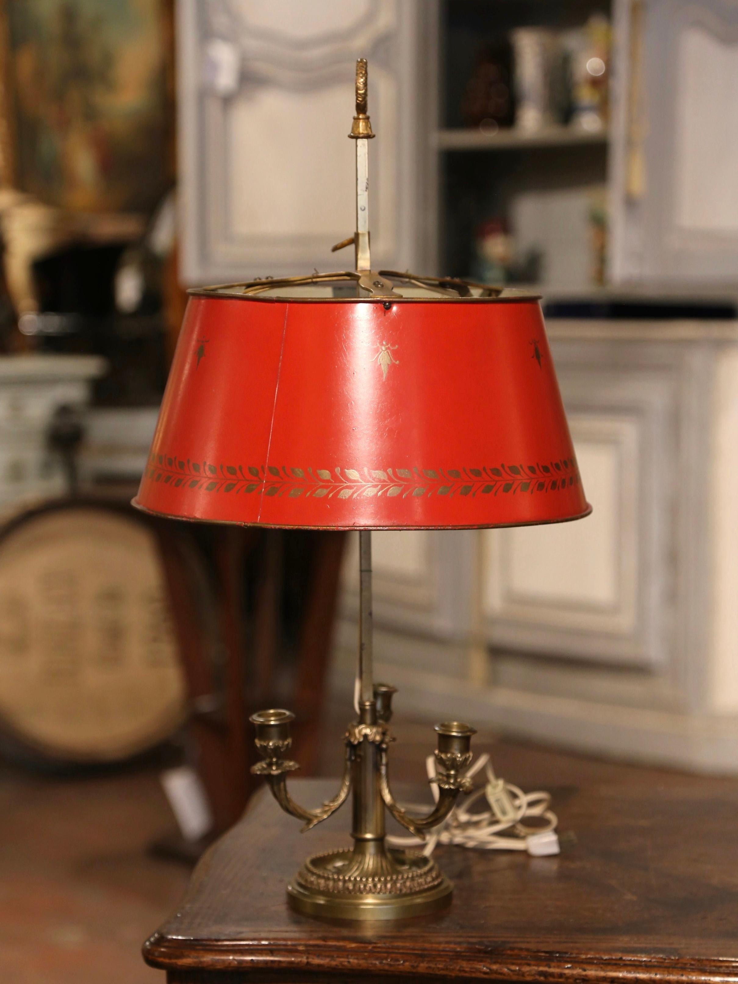 Tôle Lampe de table Bouillotte à trois lumières en laiton et tôle peinte du début du 20e siècle en vente