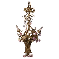 Araña francesa de latón y porcelana de cuatro luces con flores de principios del siglo XX