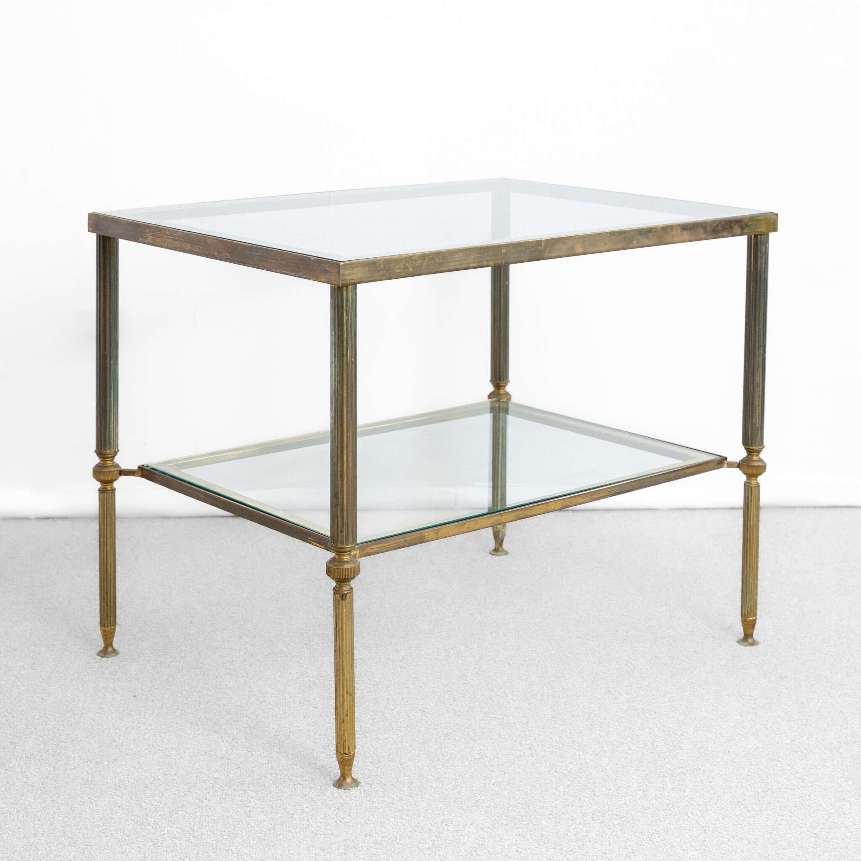 Table d'appoint en laiton de qualité.
Pieds cannelés fuselés, couleurs d'origine.
Cadre en laiton de forte épaisseur.

Hauteur - 50 cm
Largeur - 62 cm
Profondeur - 47 cm

France, vers 1920.
Veuillez envoyer un message si vous avez besoin de plus