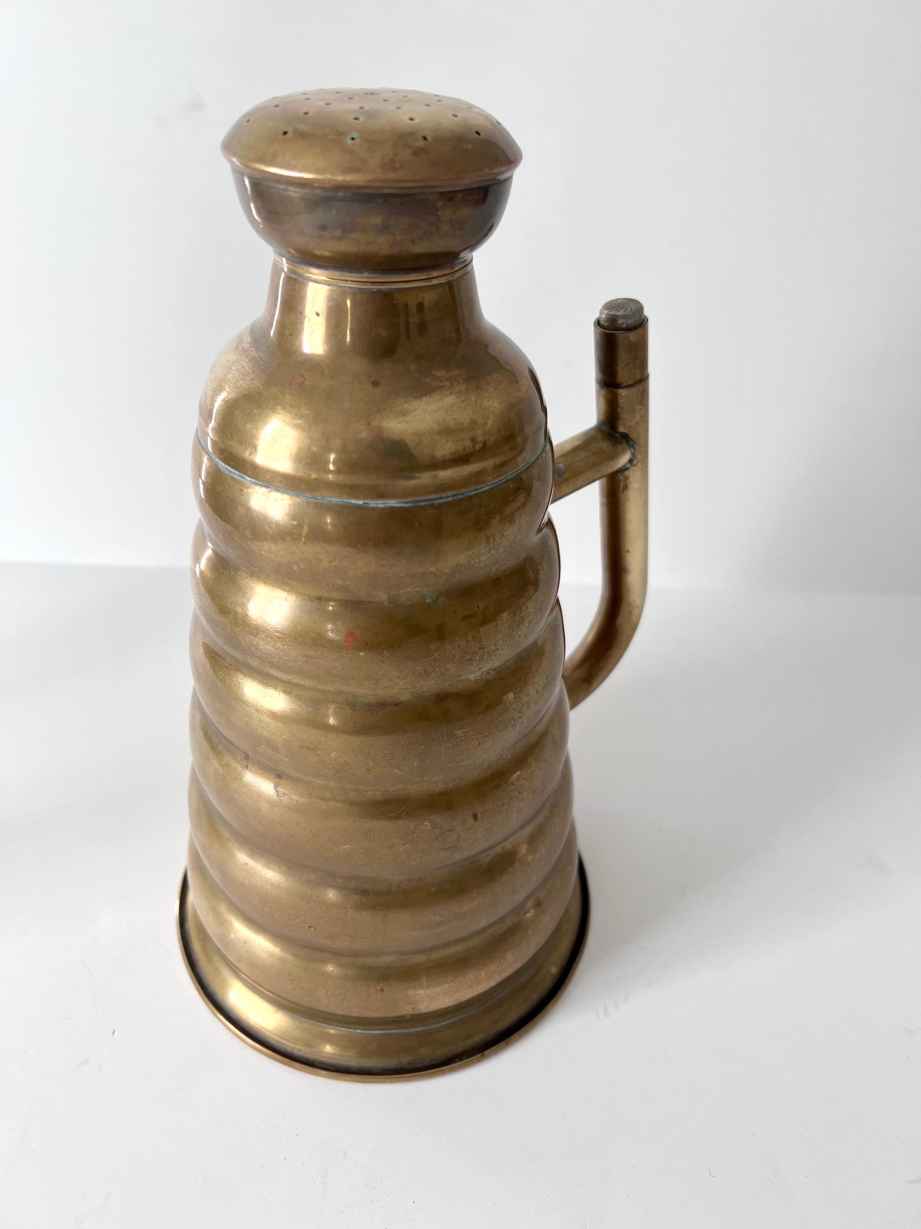 Early 20th Century French Brass Water or Ironing Can with Handle In Good Condition For Sale In Los Angeles, CA