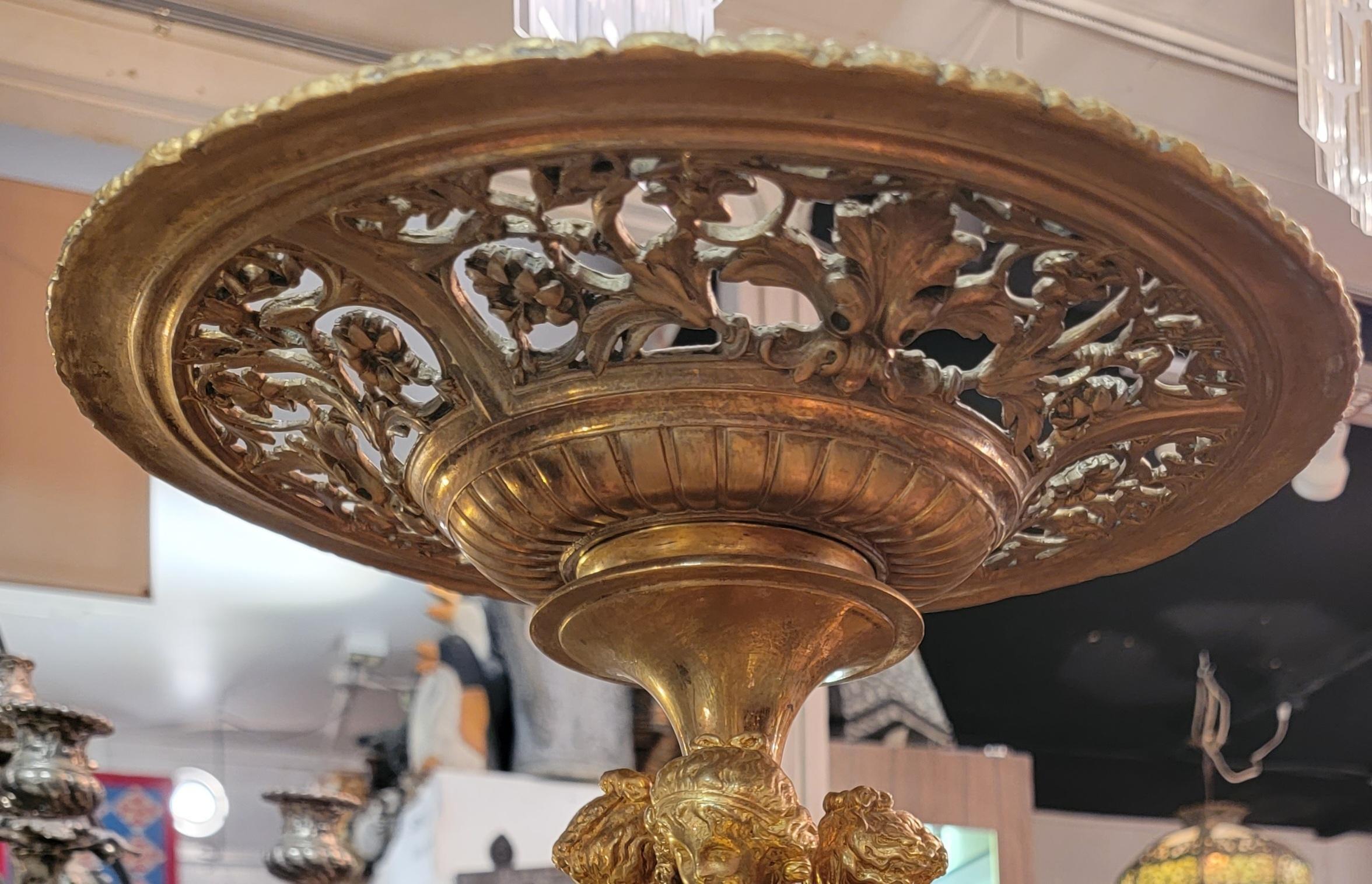 20ième siècle Grand centre de table en bronze français du début du 20e siècle et en plaqué or 24k en vente