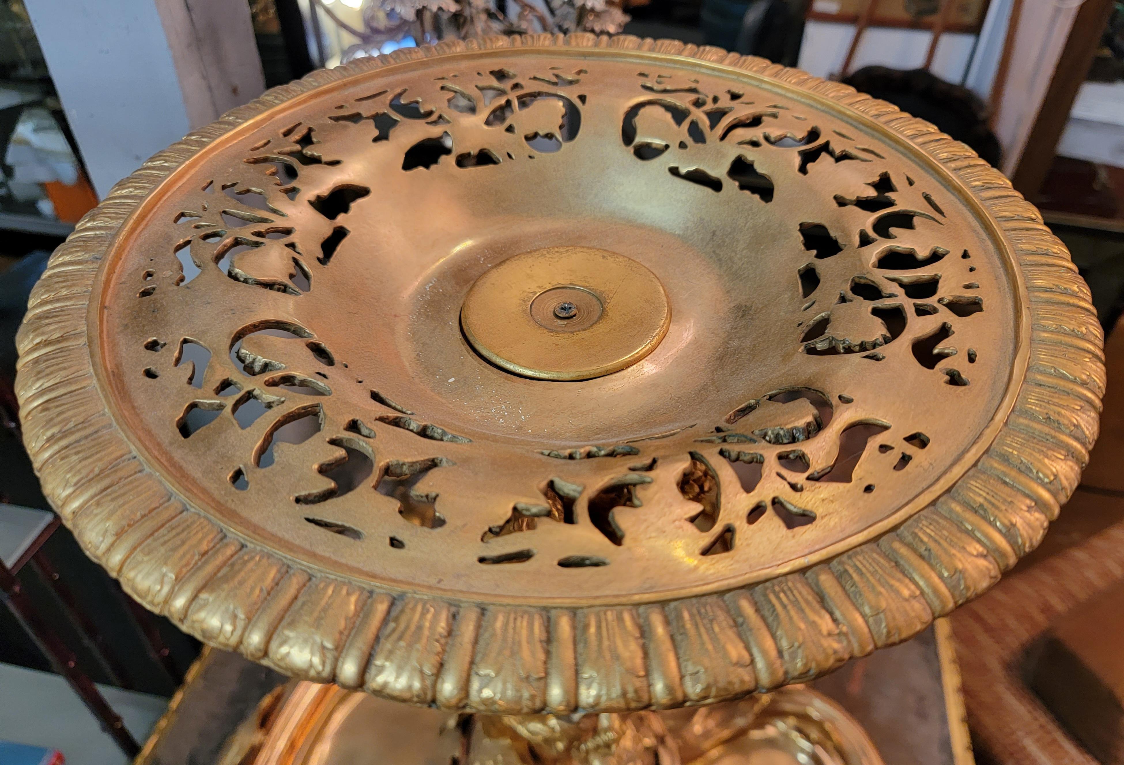 Plaqué or Grand centre de table en bronze français du début du 20e siècle et en plaqué or 24k en vente