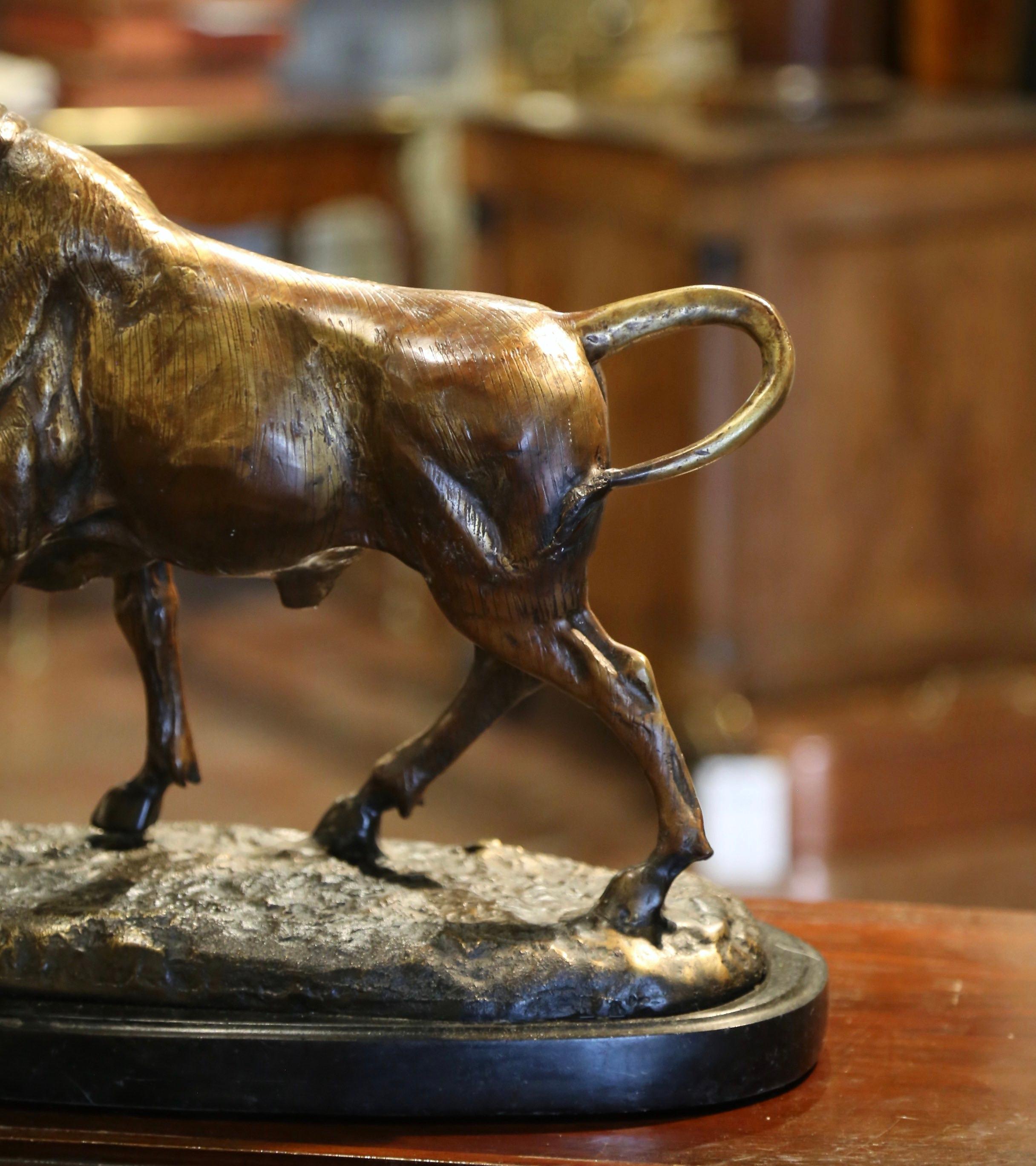 Französische Stierskulptur aus Bronze des frühen 20. Jahrhunderts auf schwarzem Marmorsockel im Zustand „Hervorragend“ im Angebot in Dallas, TX