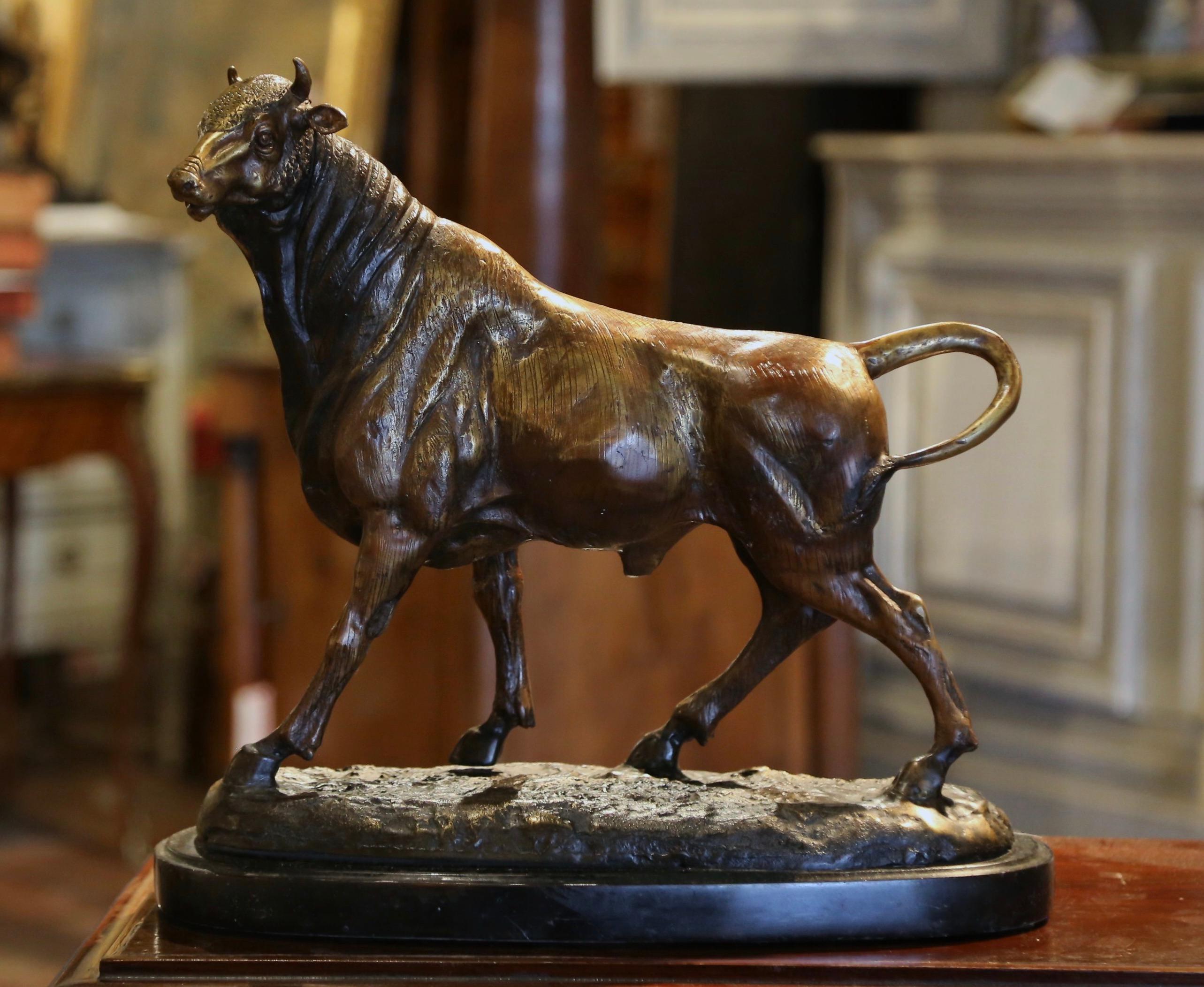 Französische Stierskulptur aus Bronze des frühen 20. Jahrhunderts auf schwarzem Marmorsockel im Angebot 1