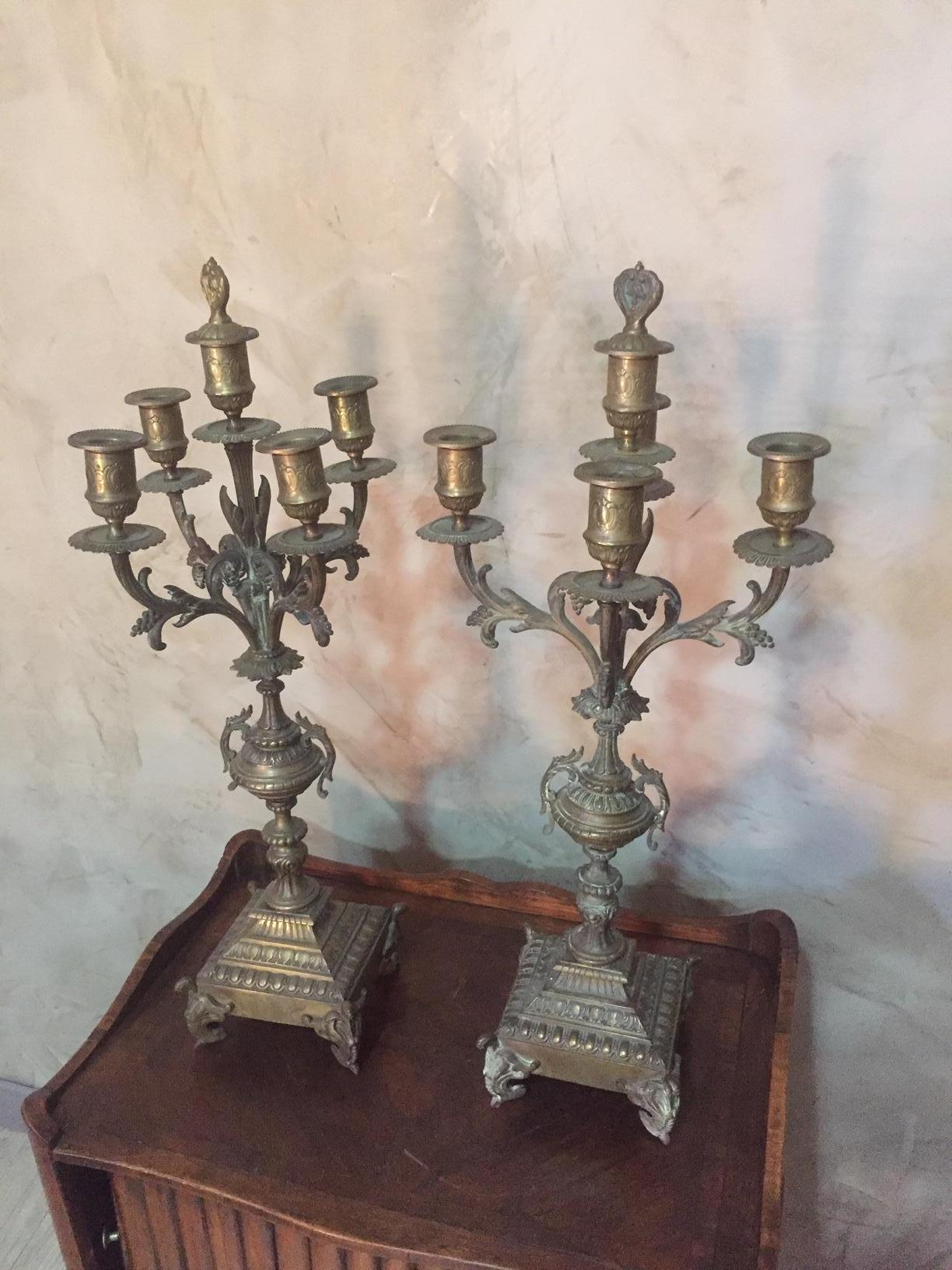 Très élégant candélabre en bronze français du début du 20e siècle.
Quatre ou cinq lampes avec un éteignoir au milieu.