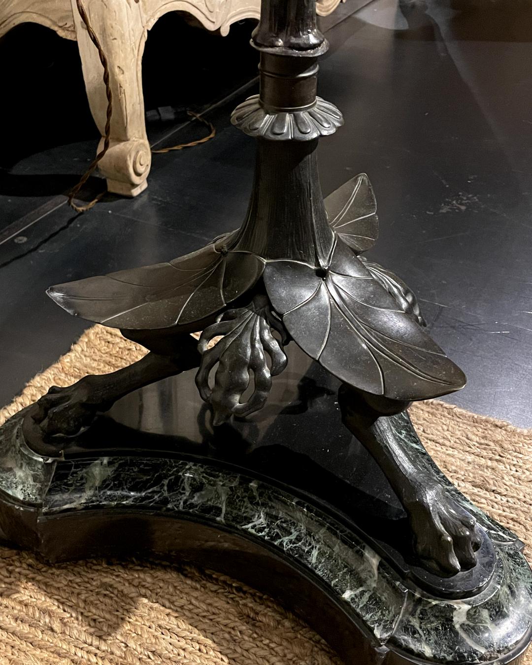 Französische Bronze-Kandelaberlampe des frühen 20. Jahrhunderts mit grünem Marmorsockel im Zustand „Gut“ im Angebot in BARCELONA, ES