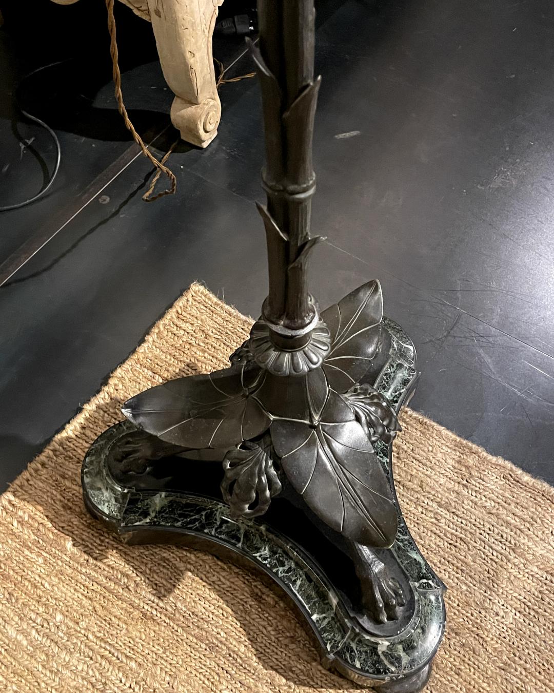 Französische Bronze-Kandelaberlampe des frühen 20. Jahrhunderts mit grünem Marmorsockel im Angebot 4