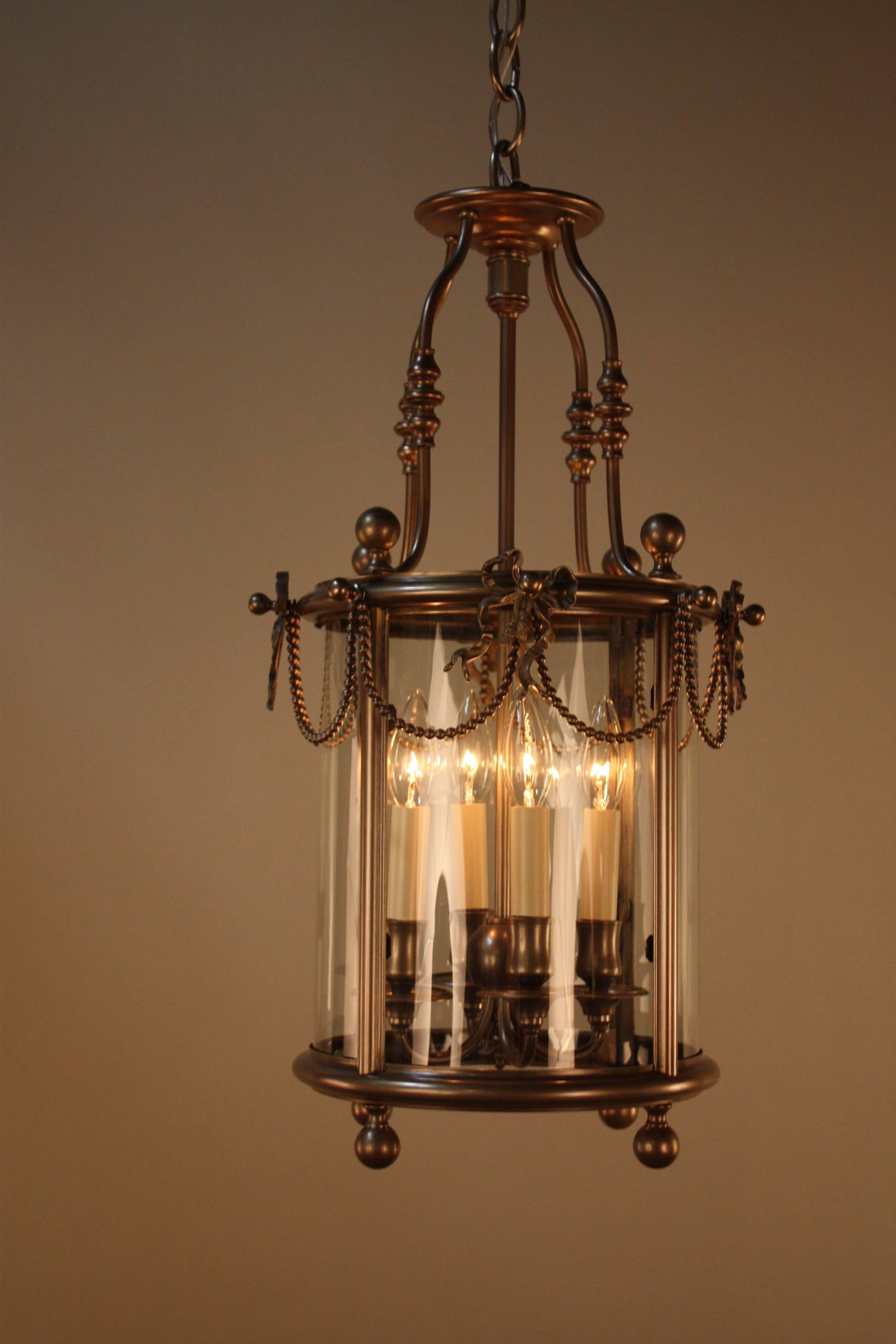 French early 20th century four lights lantern with beautiful finish of silver or bronze.
Minimum height fully installed with one link of chain and canopy is 27.5