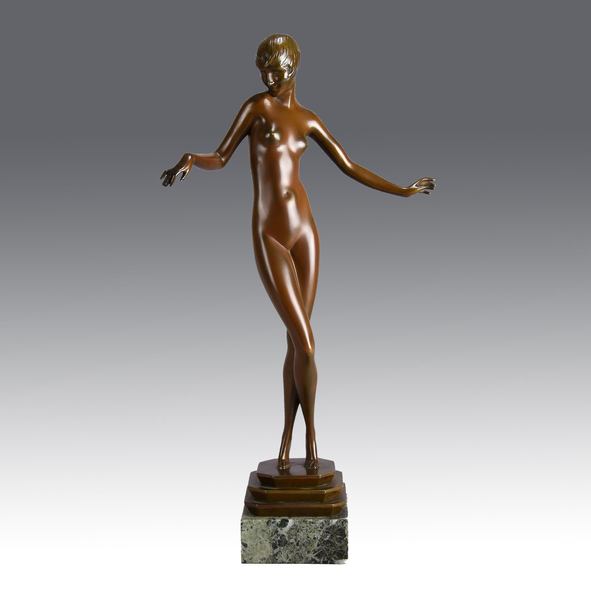 Excelente figura francesa de bronce Art Decó de principios del siglo XX que representa a una joven y atractiva mujer desnuda en una elegante pose, con una rica pátina marrón, sobre una base de mármol verde ajustada y firmada por P. Philippe y R.U.M.