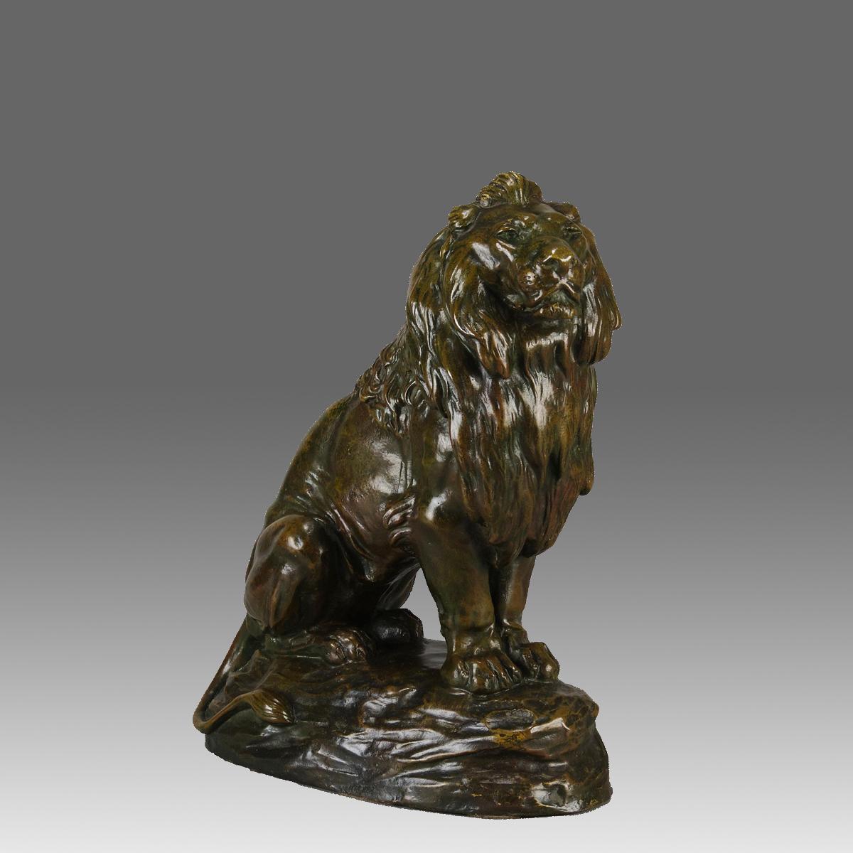 Majestätische französische Animalier-Bronzestudie eines sitzenden Löwen aus dem frühen 20. Jahrhundert mit hervorragender grüner und herbstlicher Patinierung und sehr feinen handziselierten Oberflächendetails.  Signiert C.Masson, gestempelt und