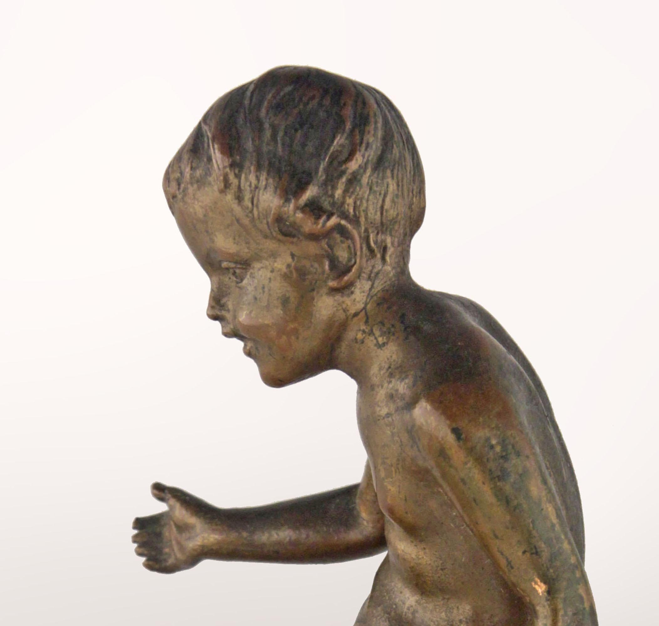 Scultura in bronzo francese dei primi del Novecento con base in marmo raffigurante un ragazzo seduto In condizioni buone in vendita a North Miami, FL