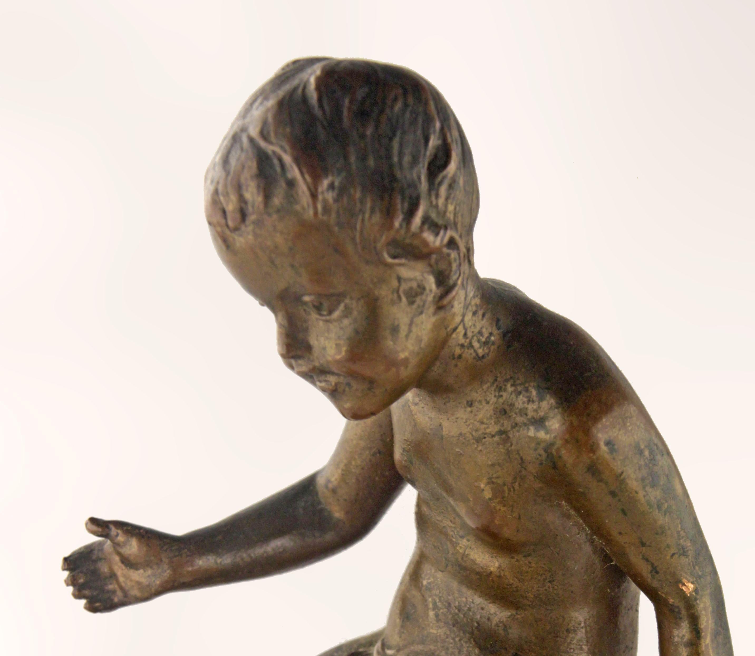 XX secolo Scultura in bronzo francese dei primi del Novecento con base in marmo raffigurante un ragazzo seduto in vendita