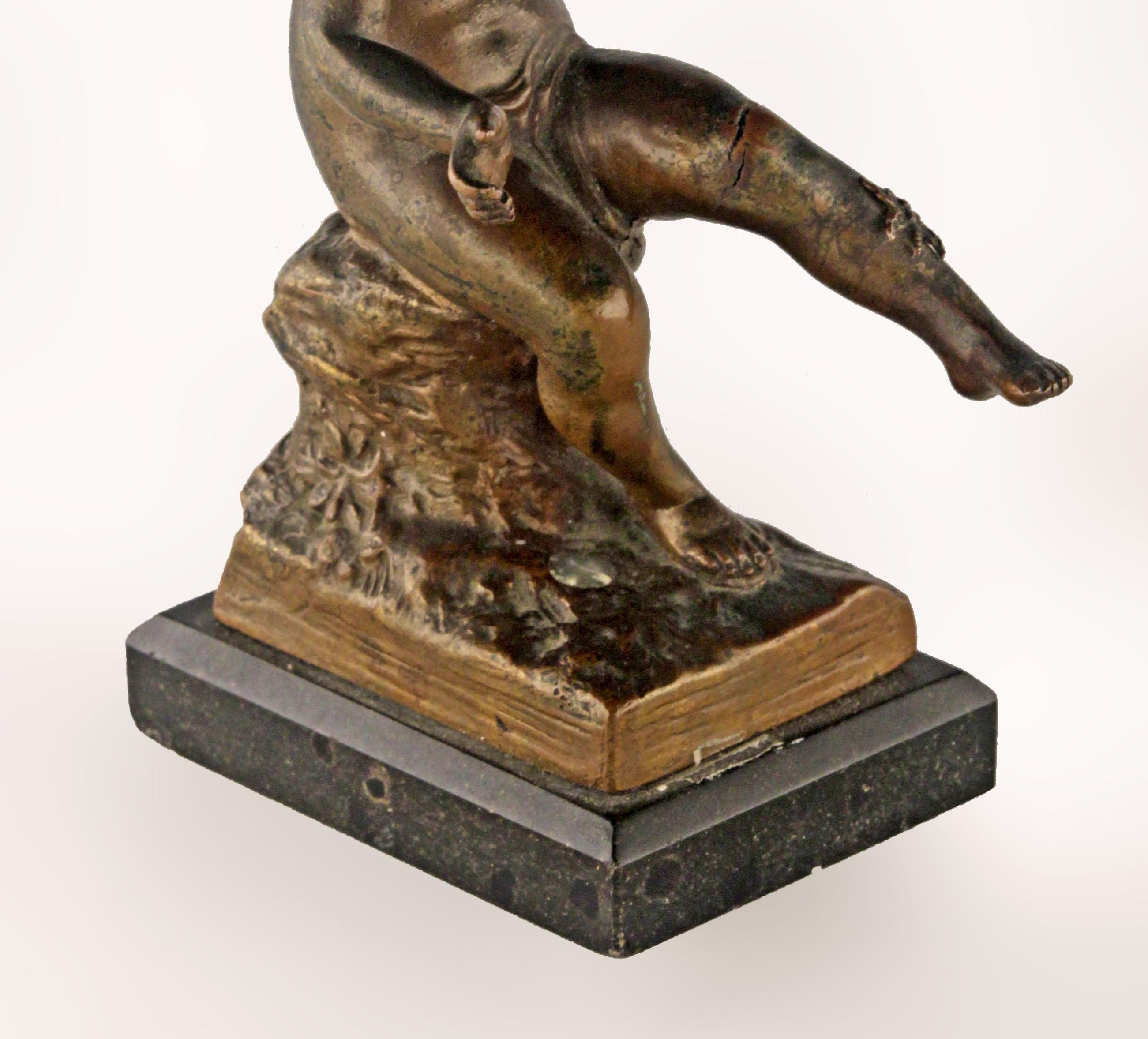 Metallo Scultura in bronzo francese dei primi del Novecento con base in marmo raffigurante un ragazzo seduto in vendita