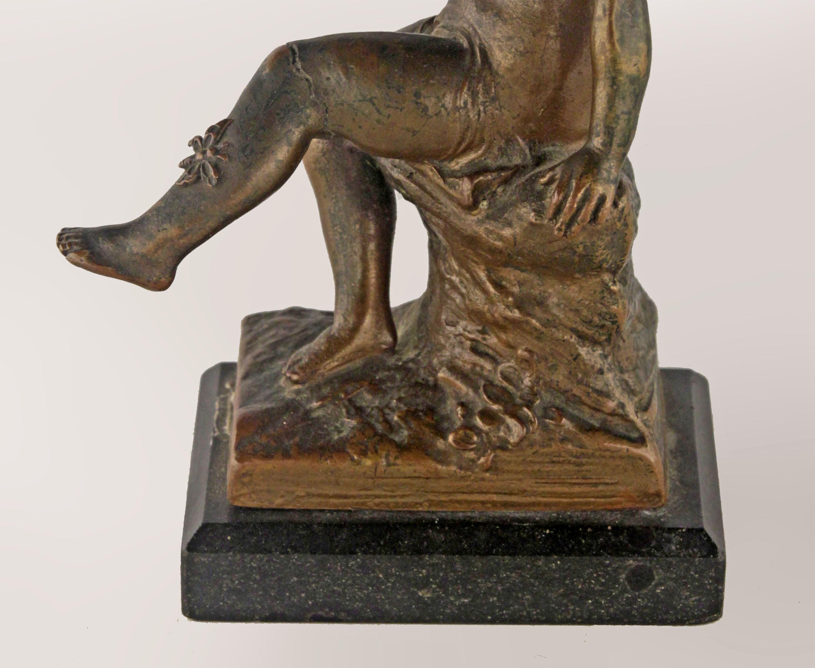 Scultura in bronzo francese dei primi del Novecento con base in marmo raffigurante un ragazzo seduto in vendita 1