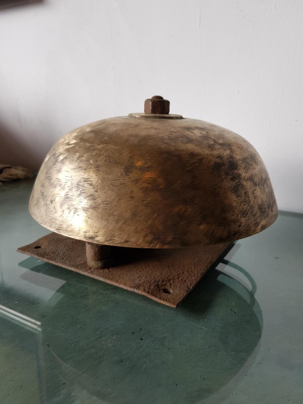 Old French bronze wall bell with working mechanism, first half of the 20th century.

The measurement are:
Depth 23 cm/ 9 inch.
Width 23 cm/ 9 inch.
Height 15 cm/ 5.9 inch.