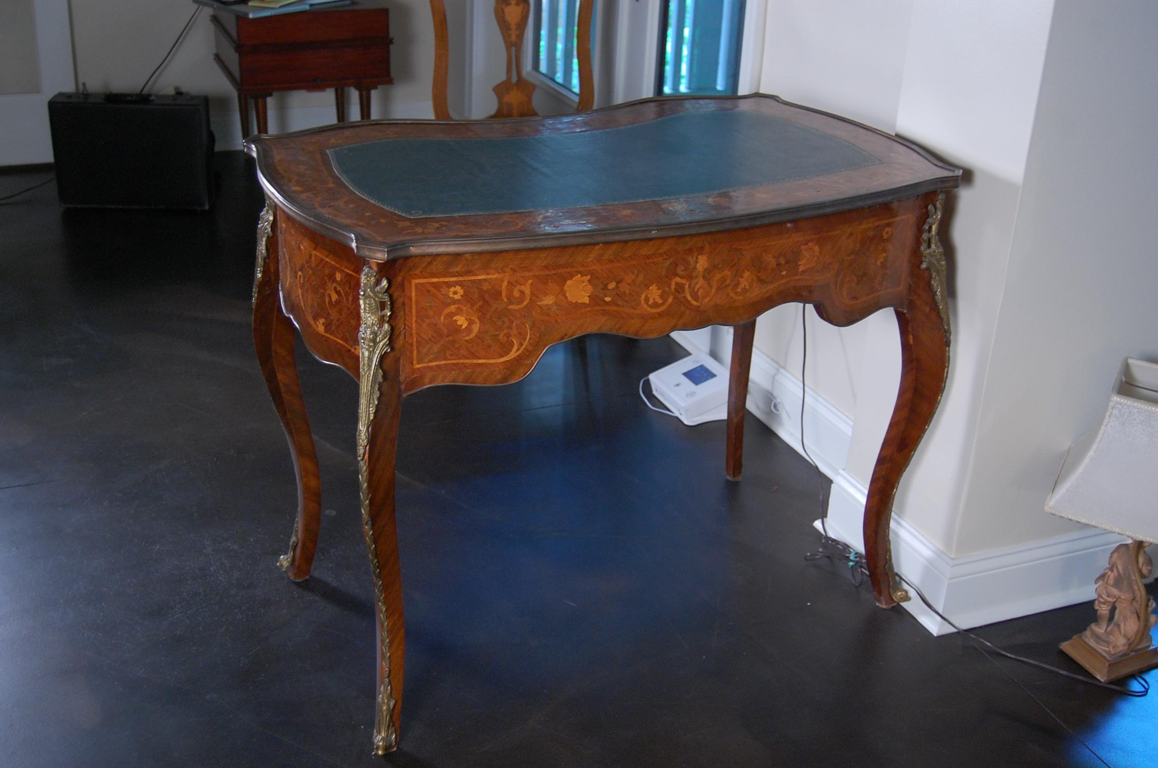Early 20th Century French Bureau Plat with Leather Top For Sale 5