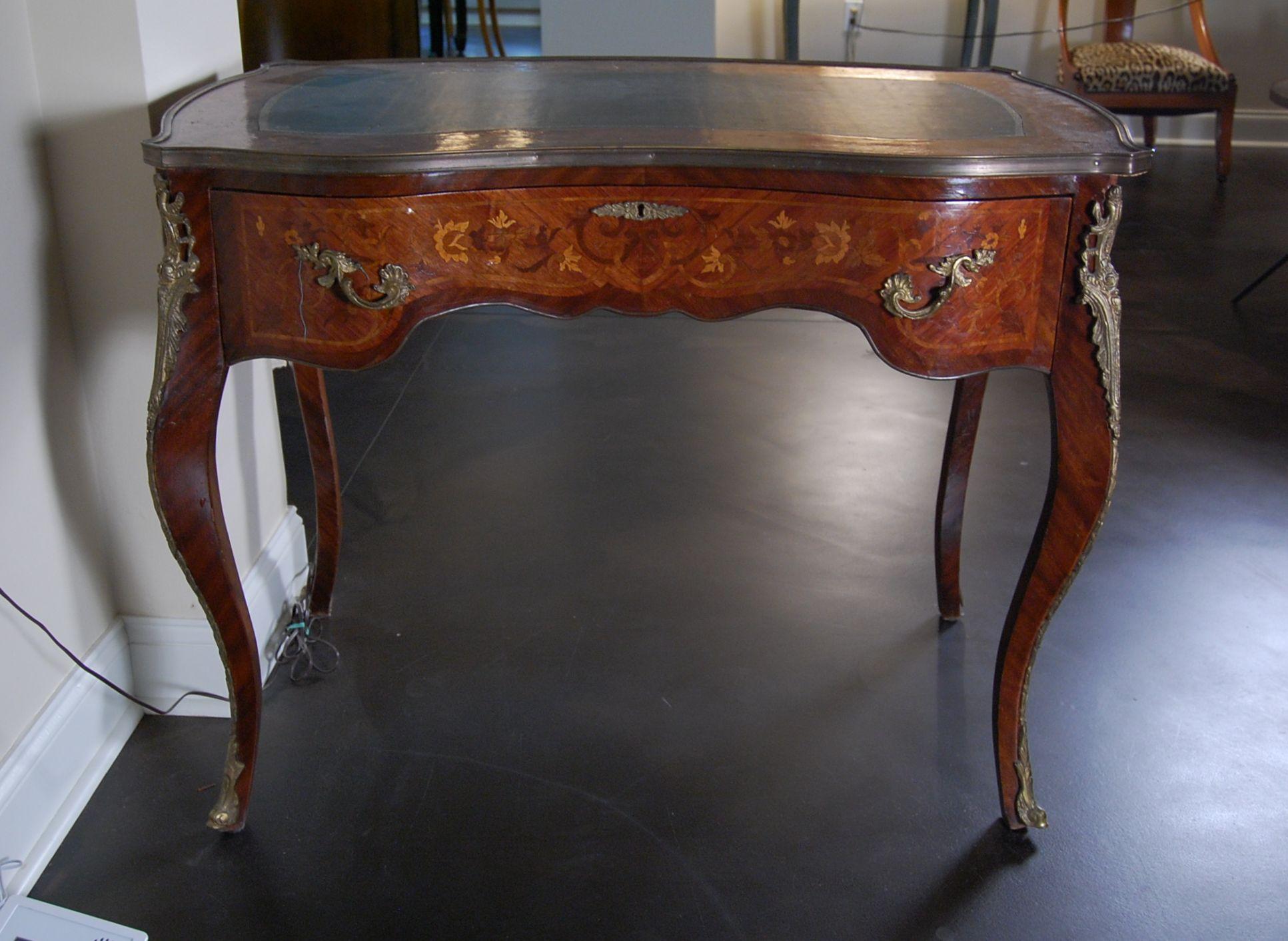 A very nice and small writing table with a newer blue leather top, overall good condition.