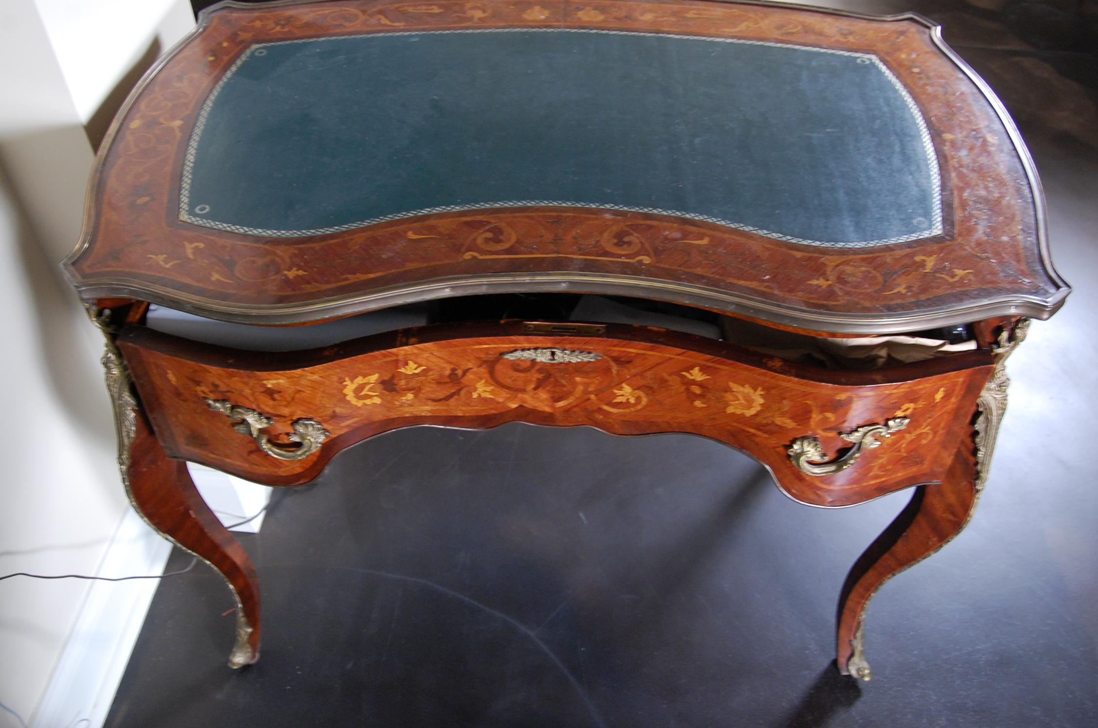 Early 20th Century French Bureau Plat with Leather Top For Sale 1